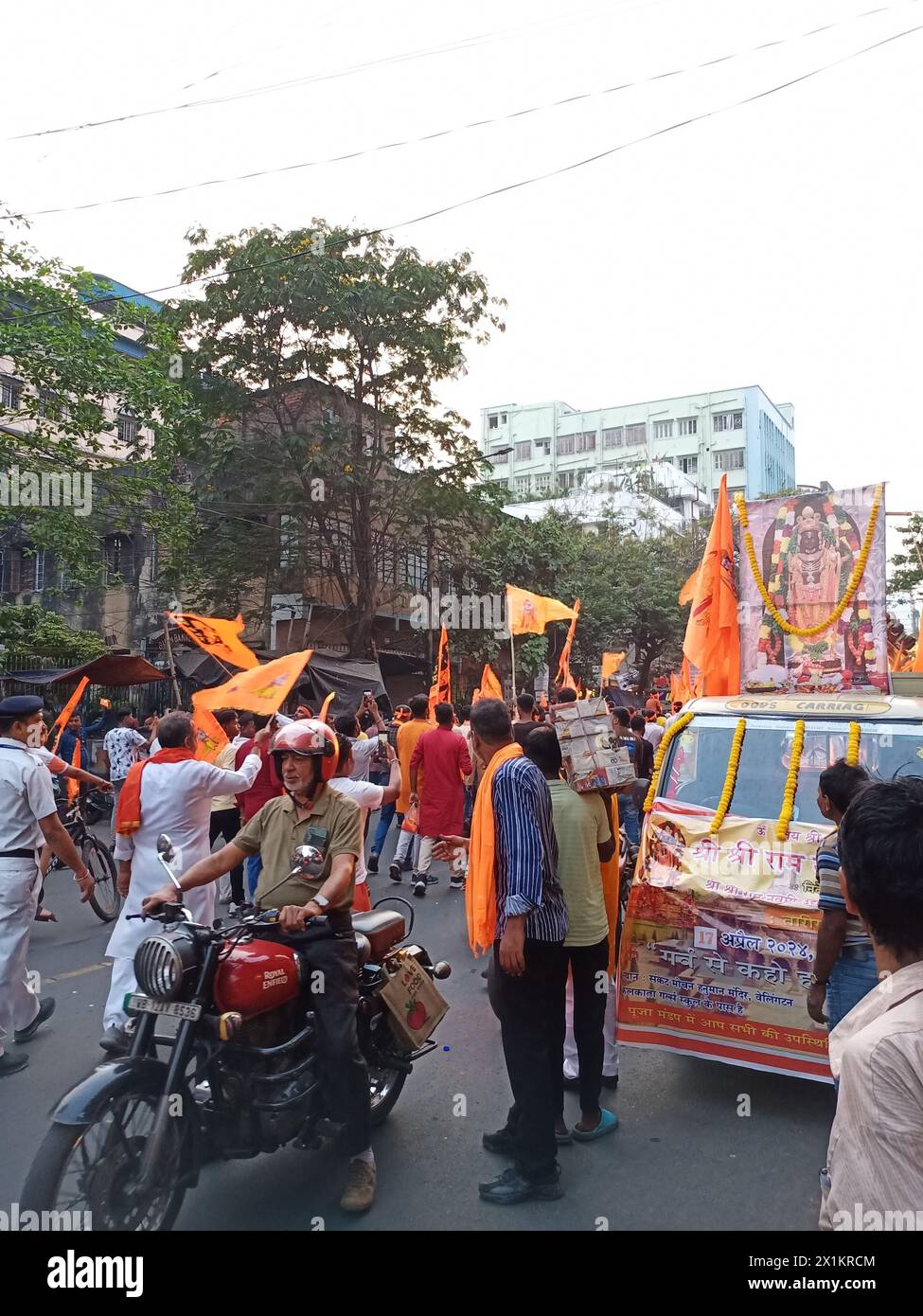 Kolkata, India. 17 aprile, 2024.People kolkata celebra il compleanno di RAM Navami o Dio Rama con processione stradale. Foto Stock