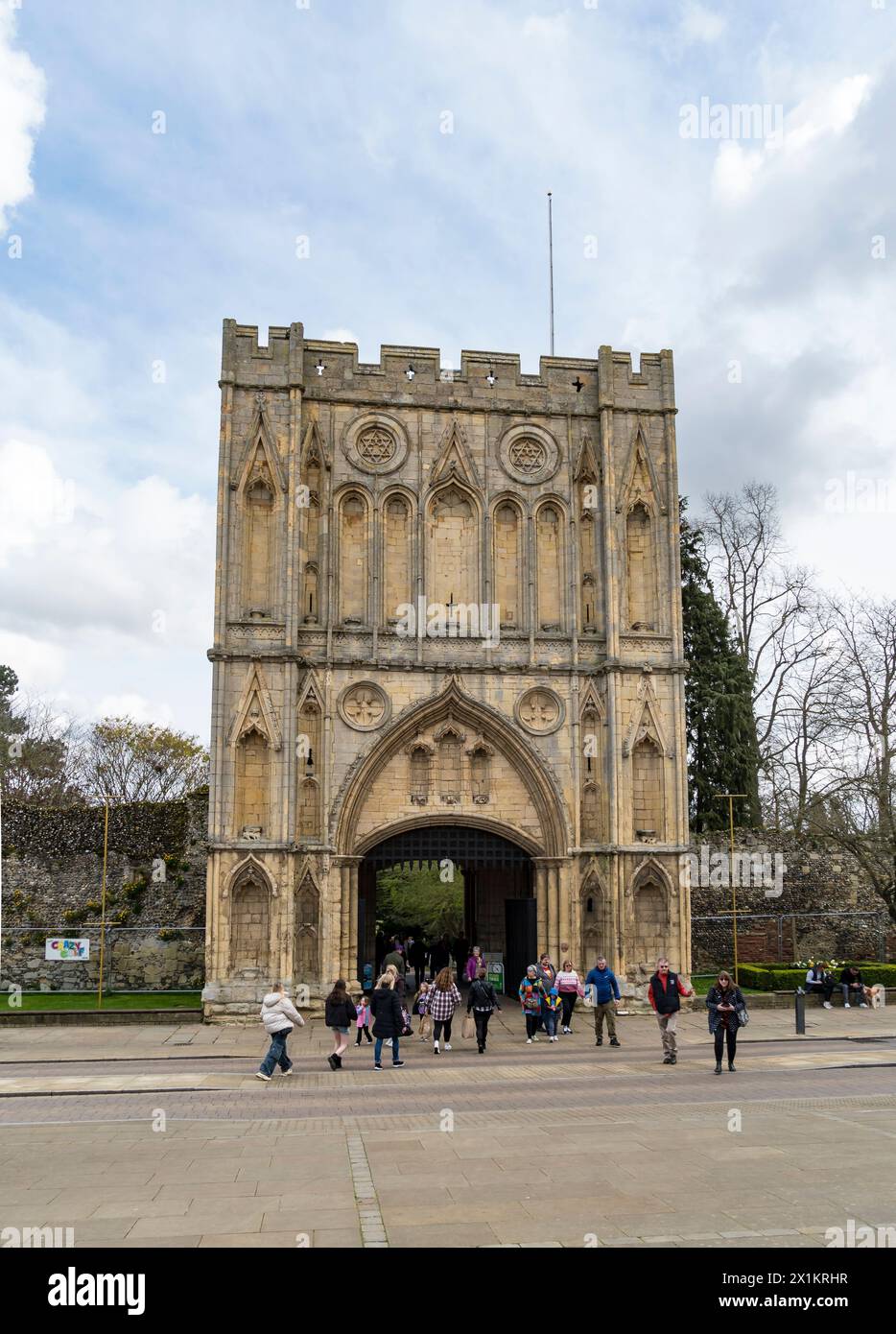 La torre Abbey Gate da Angel Hill, Bury St Edmunds, Suffolk, Inghilterra, Regno Unito Foto Stock