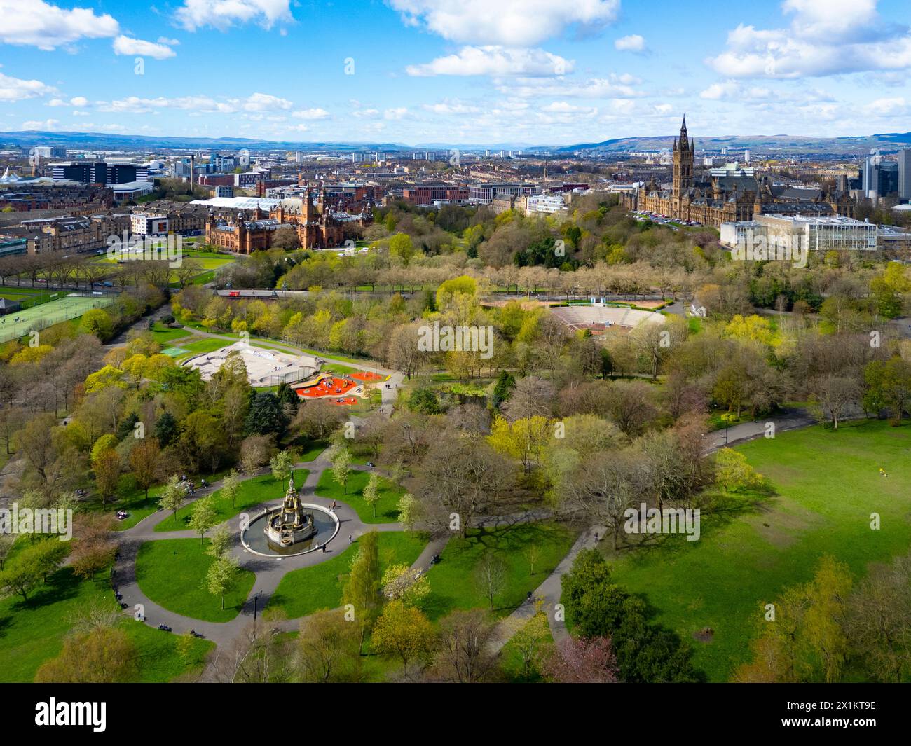 Vista aerea dal drone di Kelvingrove Park, Glasgow, Scozia, Regno Unito Foto Stock