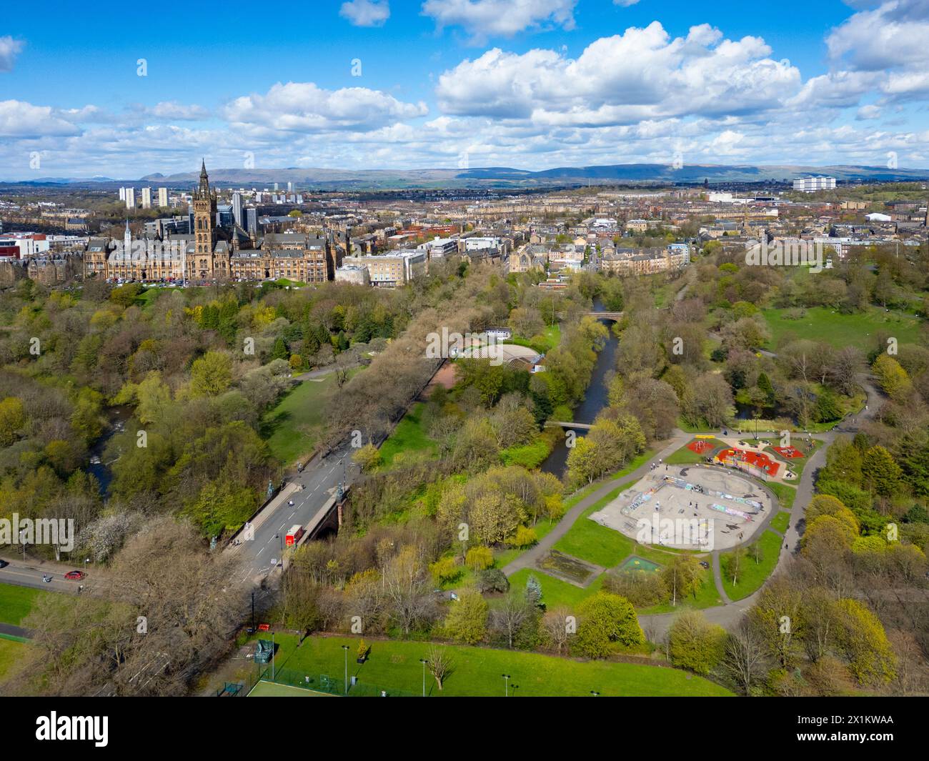 Vista aerea dal drone di Kelvingrove Park, Glasgow, Scozia, Regno Unito Foto Stock