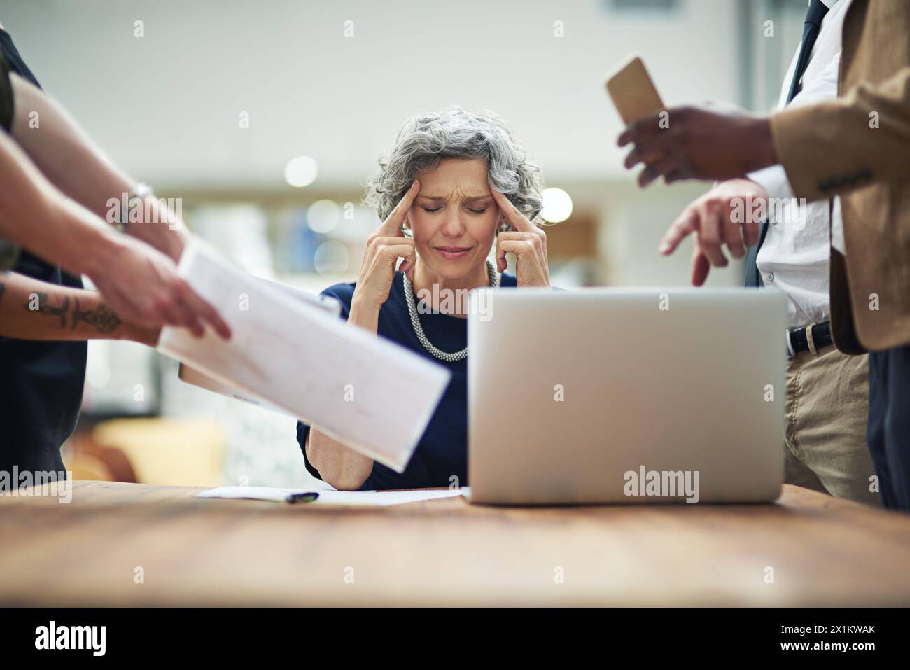 Mal di testa, caos e donna d'affari in ufficio con documenti, report o crisi amministrativa sui notebook. Senior manager, boss o CEO con stress, sopraffatto Foto Stock