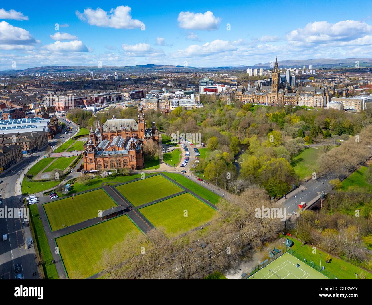 Vista aerea dal drone di Kelvingrove Park, Glasgow, Scozia, Regno Unito Foto Stock