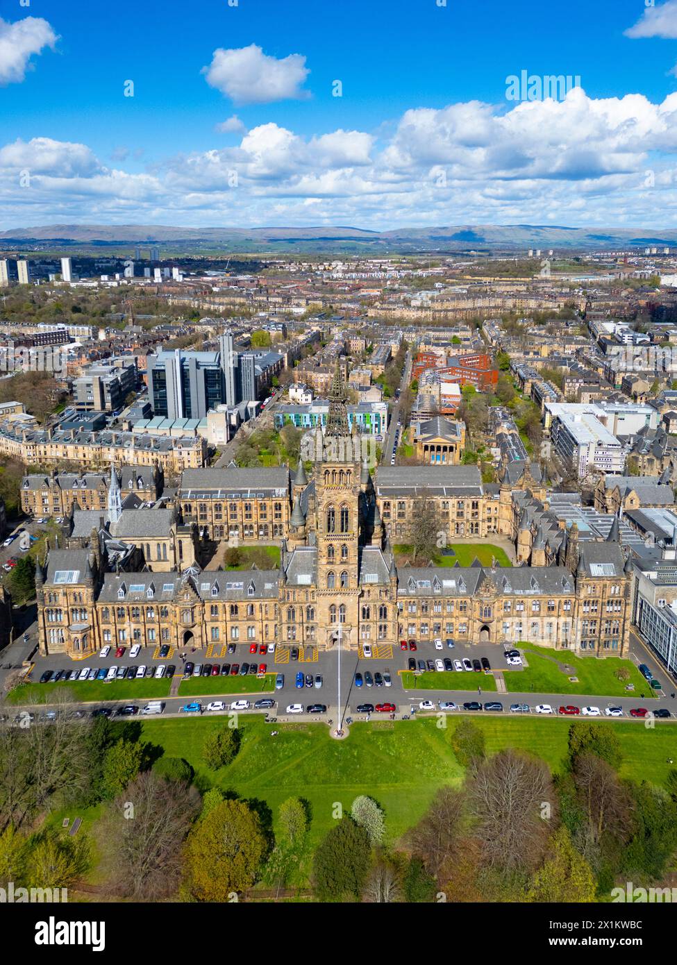 Vista aerea del campus dell'Università di Glasgow adiacente al Kelvingrove Park, Glasgow, Scozia, Regno Unito Foto Stock