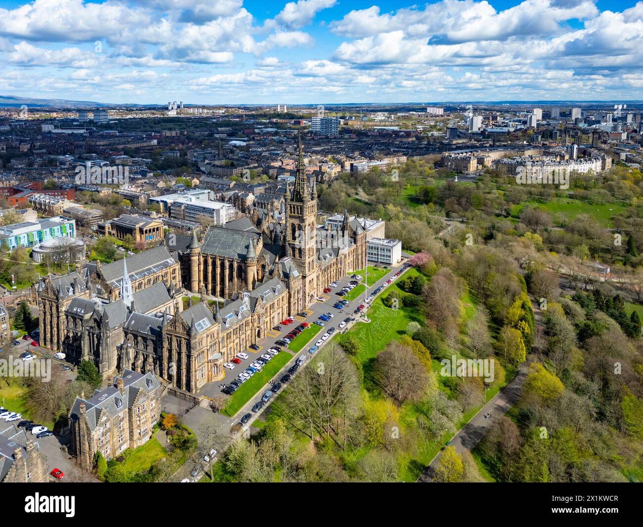 Vista aerea dell'Università di Glasgow adiacente al Kelvingrove Park, Glasgow, Scozia, Regno Unito Foto Stock