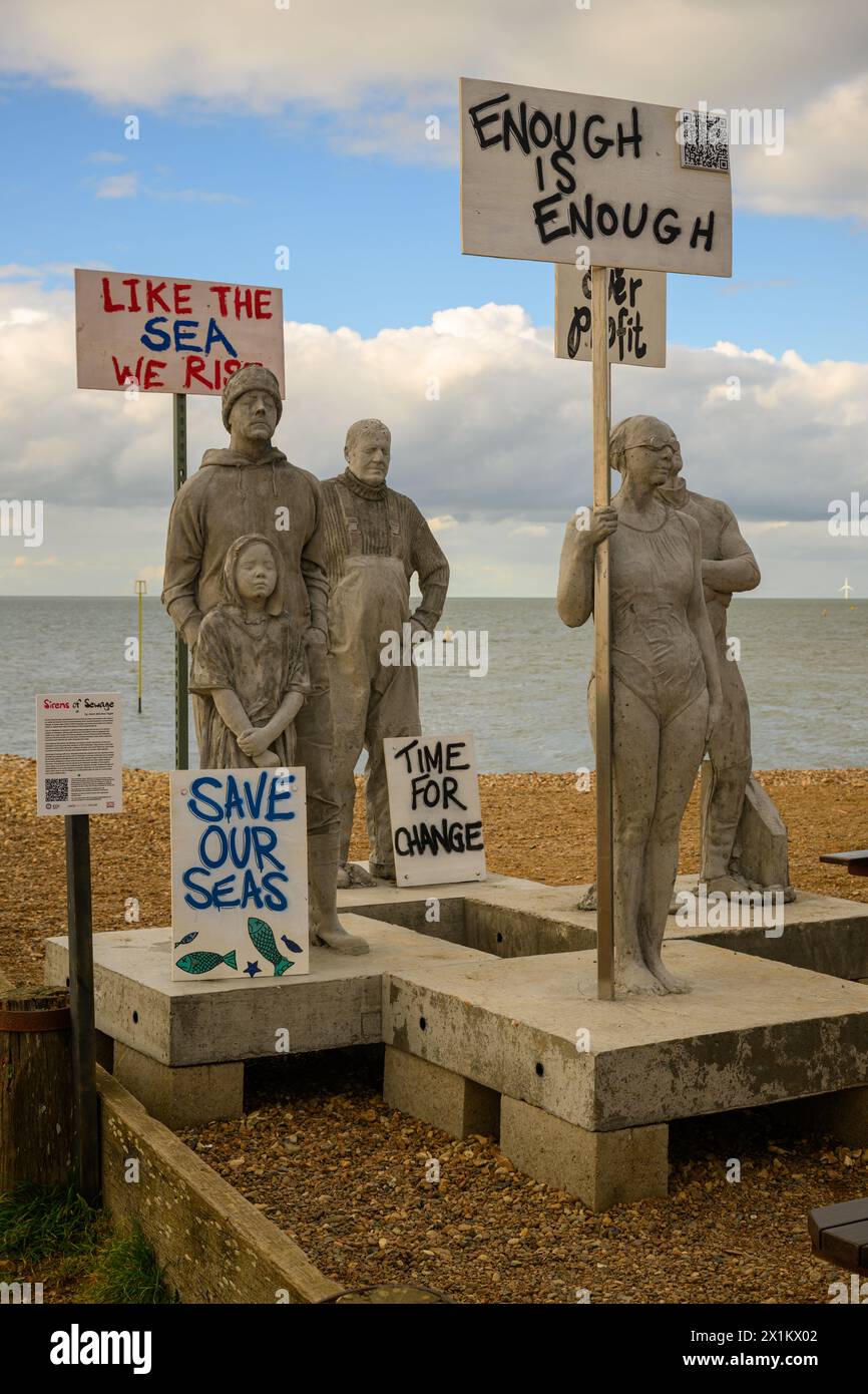 Sculture che protestano contro lo scarico di acque reflue grezze in mare, Whitstable, Kent, Inghilterra Foto Stock