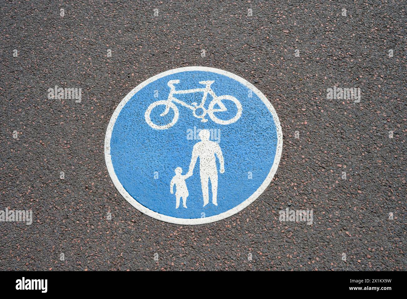 Guardando in basso un cartello blu per un percorso ciclabile e pedonale condiviso, Regno Unito Foto Stock