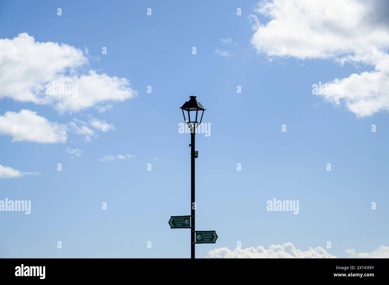 Lampione in vecchio stile con cartelli stradali in una giornata di sole, Scozia, Regno Unito Foto Stock