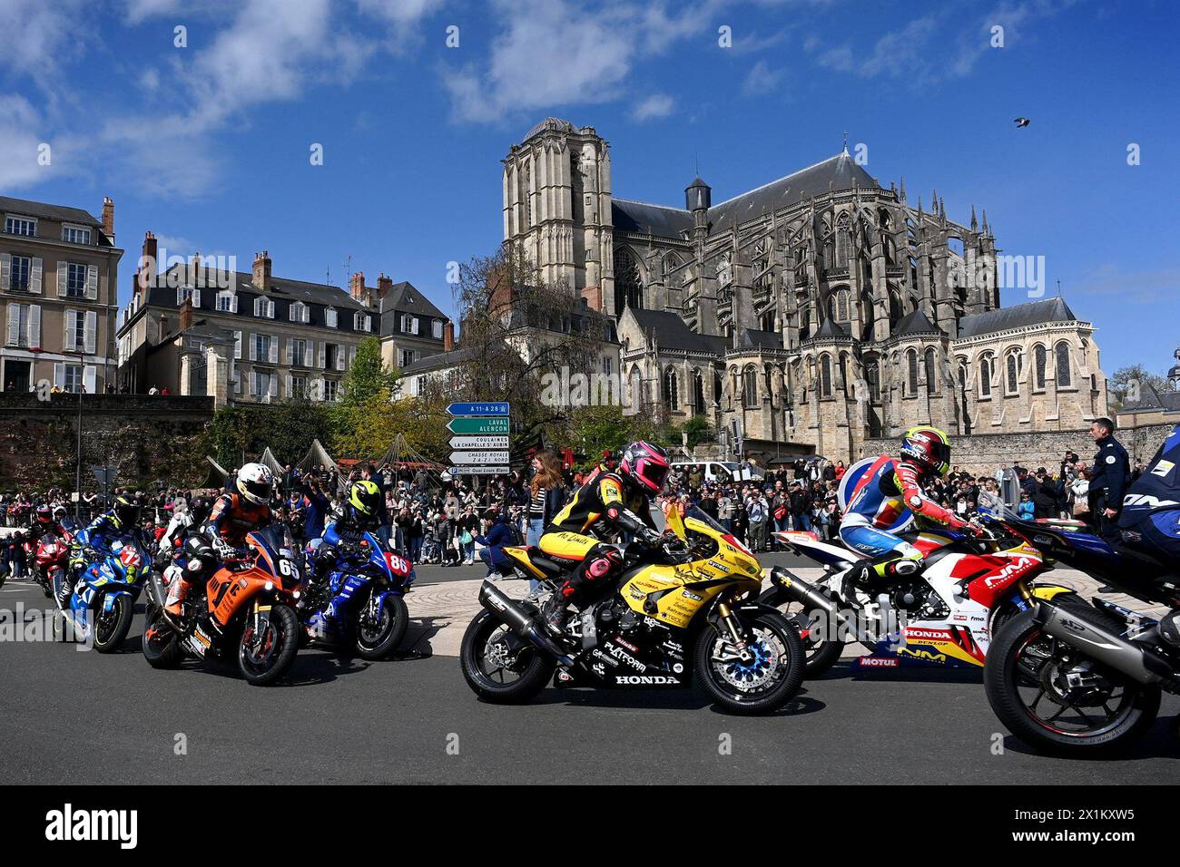 © PHOTOPQR/OUEST FRANCE/Marc OLLIVIER ; le Mans ; 17/04/2024 ; la parade des pilotes dans le centre-ville du Mans (72) devant la cathédrale la 47e édition des 24 Heures Motos, première manche du Championnat du monde FIM EWC 2024. Le Mans, Francia, 17 aprile 2024. Pilotes sfilano prima del concorso Motors 24h du Mans crediti: MAXPPP/Alamy Live News Foto Stock