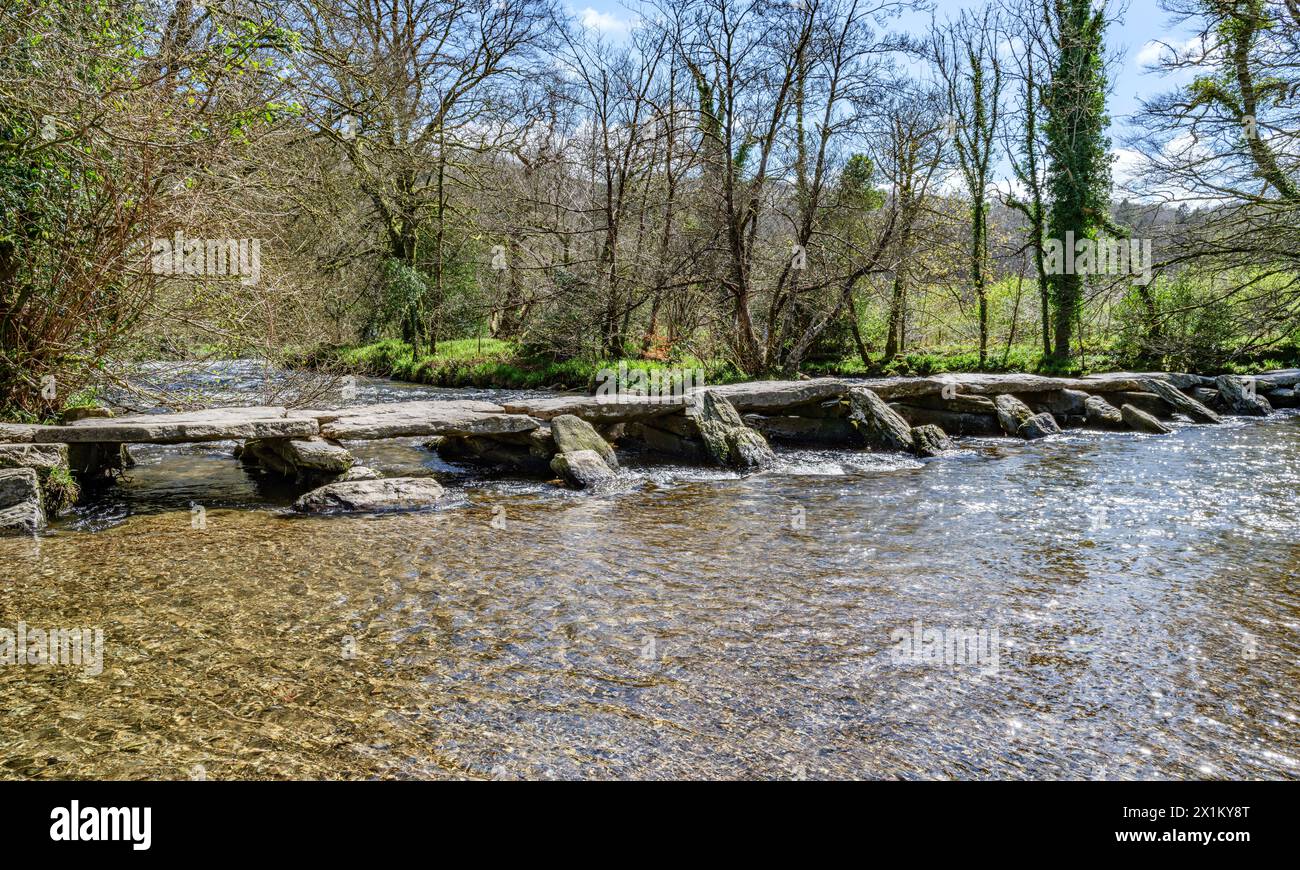 Tarr porta un ponte di clapper che attraversa il fiume Barle a Exmoor nel Somerset, Regno Unito Foto Stock