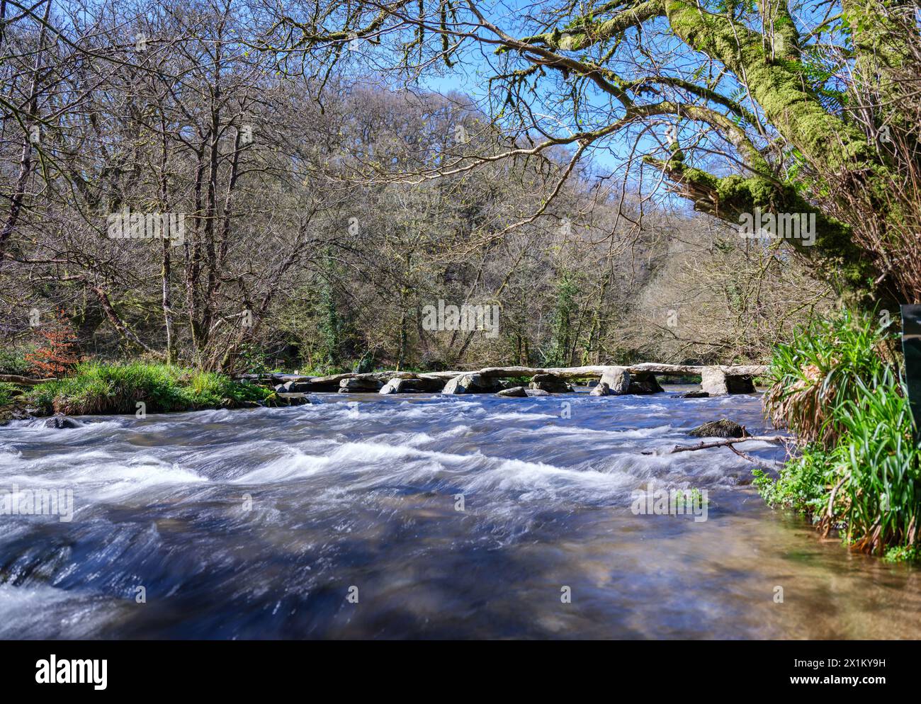 Tarr porta un ponte di clapper che attraversa il fiume Barle a Exmoor nel Somerset, Regno Unito Foto Stock