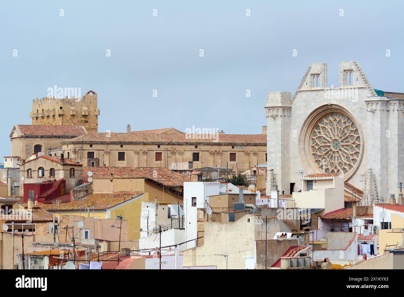 Tarragona, Spagna - 17 aprile 2024: Uno sguardo alla storica cattedrale di Tarragona, con il suo rosone dettagliato e le mura robuste che raccontano storie Foto Stock