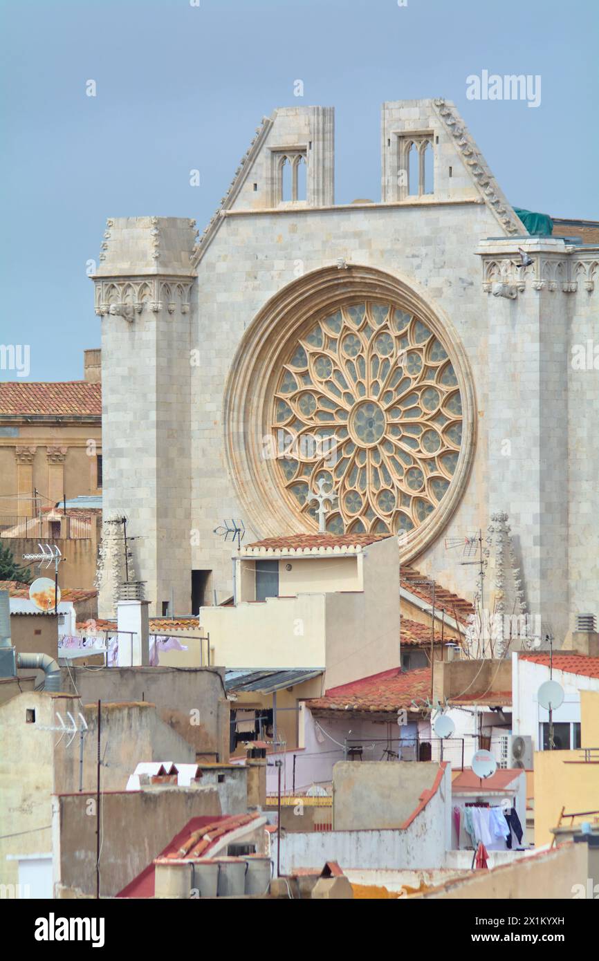 Tarragona, Spagna - 17 aprile 2024: Questa immagine cattura la grandezza della cattedrale di Tarragona evidenziando la sua intricata rosetta e l'elegante gotico Foto Stock
