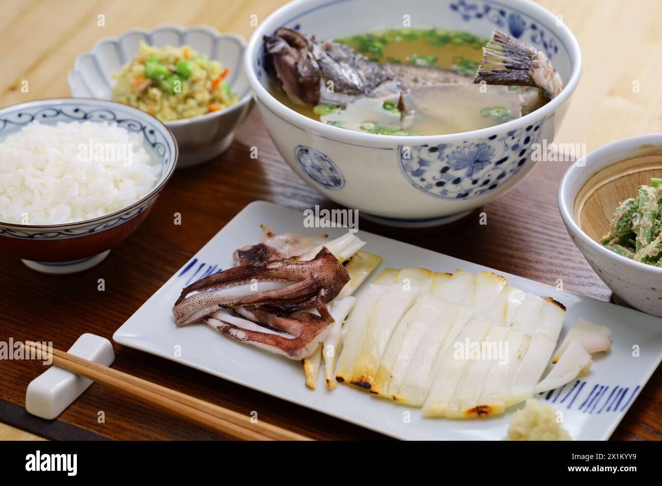Una zuppa giapponese e tre contorni con menu fisso a base di pesce Foto Stock