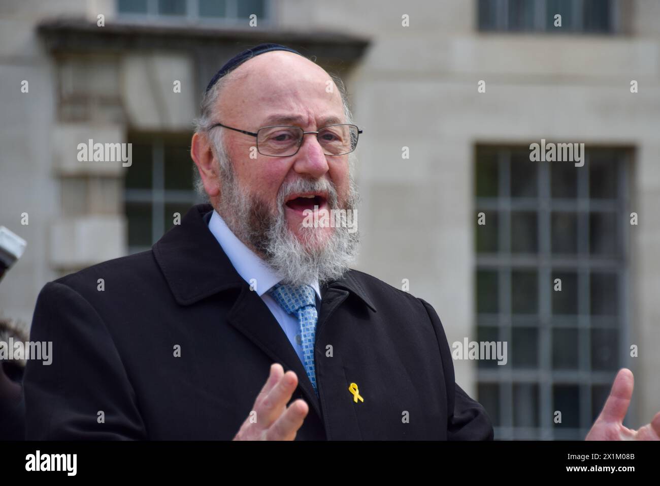 Londra, Regno Unito. 17 aprile 2024. Il rabbino capo del Regno Unito Ephraim Mirvis tiene un discorso mentre gli attivisti filo-israeliani hanno istituito un tavolo di Seder di Pesach di fronte a Downing Street con 133 posti vuoti e manifesti di ostaggi detenuti da Hamas a Gaza, chiedendo il loro rilascio. Credito: SOPA Images Limited/Alamy Live News Foto Stock