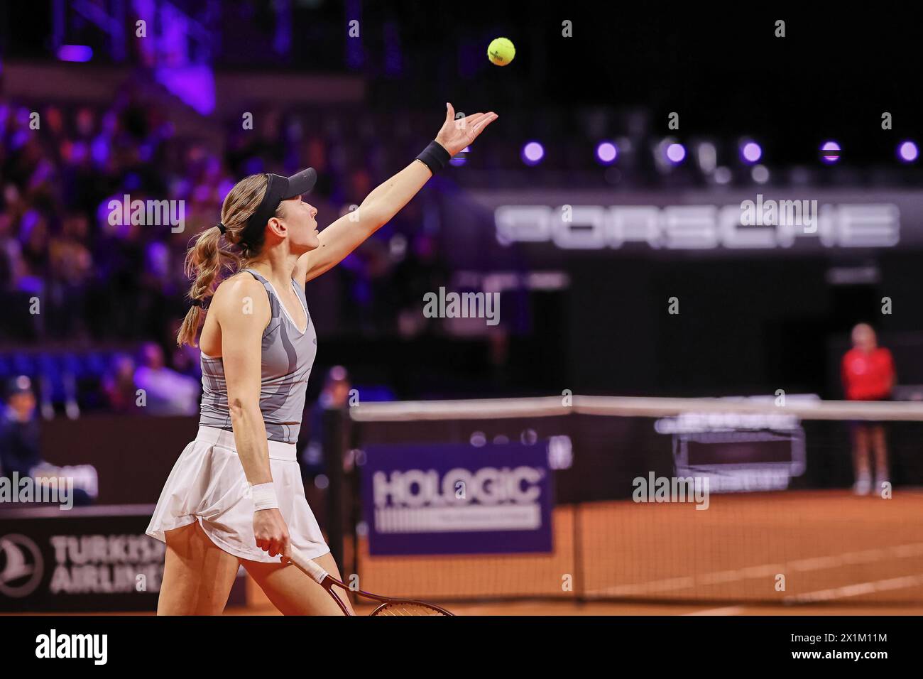 Stoccarda, Baden-Wuerttemberg, Germania. 17 aprile 2024. Ekaterina Alexandrova serve durante il 47. Porsche Tennis Grand Prix Stuttgart - WTA500 (immagine di credito: © Mathias Schulz/ZUMA Press Wire) SOLO PER USO EDITORIALE! Non per USO commerciale! Foto Stock