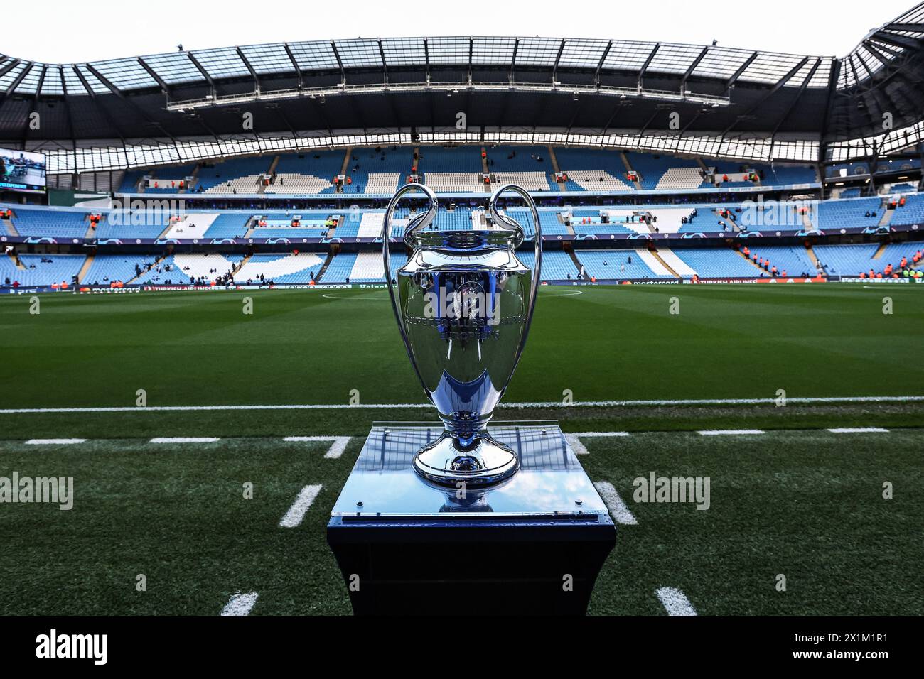 La Coppa dei campioni durante i quarti di finale di UEFA Champions League Manchester City vs Real Madrid all'Etihad Stadium di Manchester, Regno Unito, 17 aprile 2024 (foto di Mark Cosgrove/News Images) Foto Stock