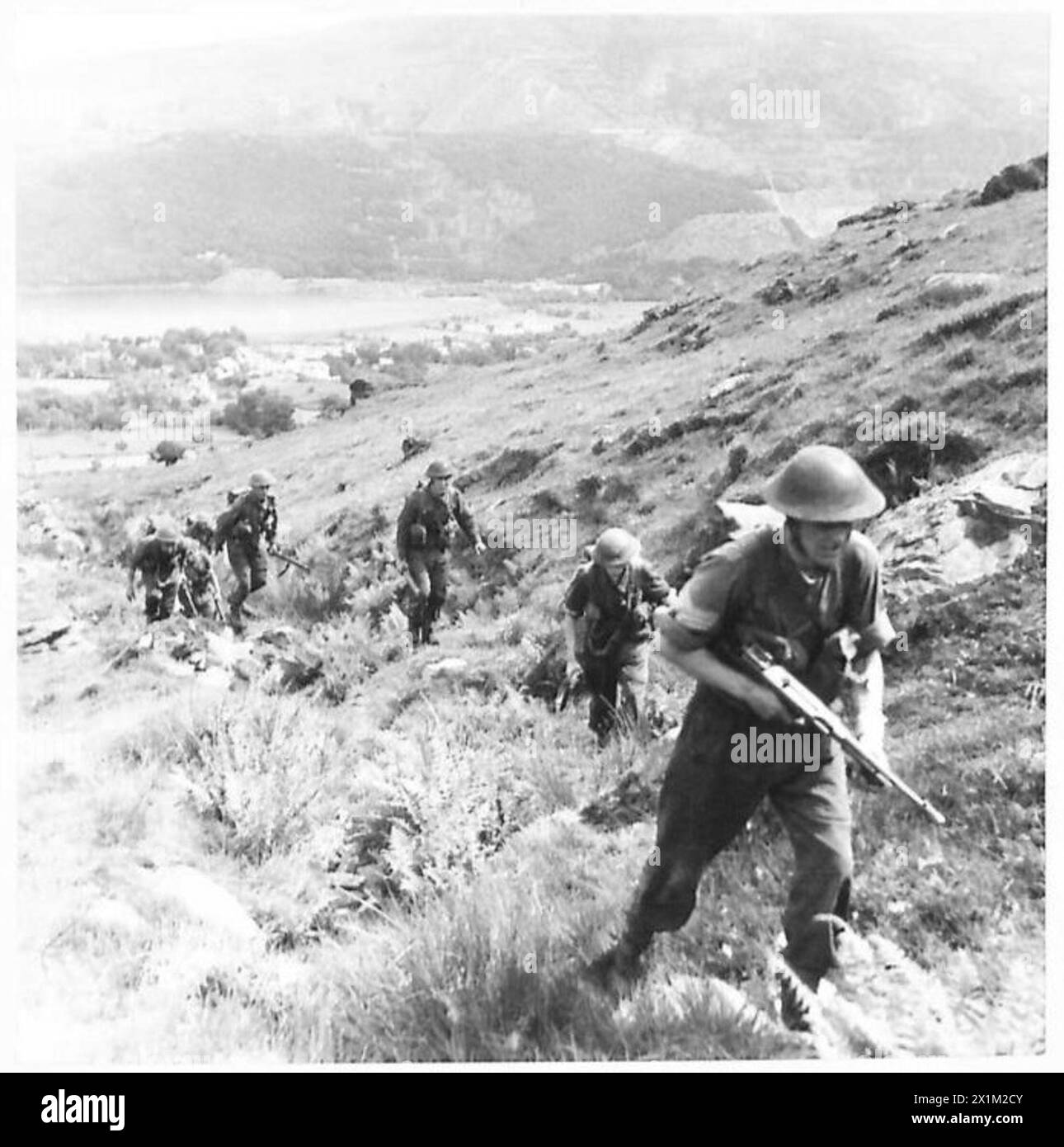 Gli studenti della School of Battle Drill navigano attraverso una montagna come parte del loro addestramento dell'esercito britannico. Foto Stock