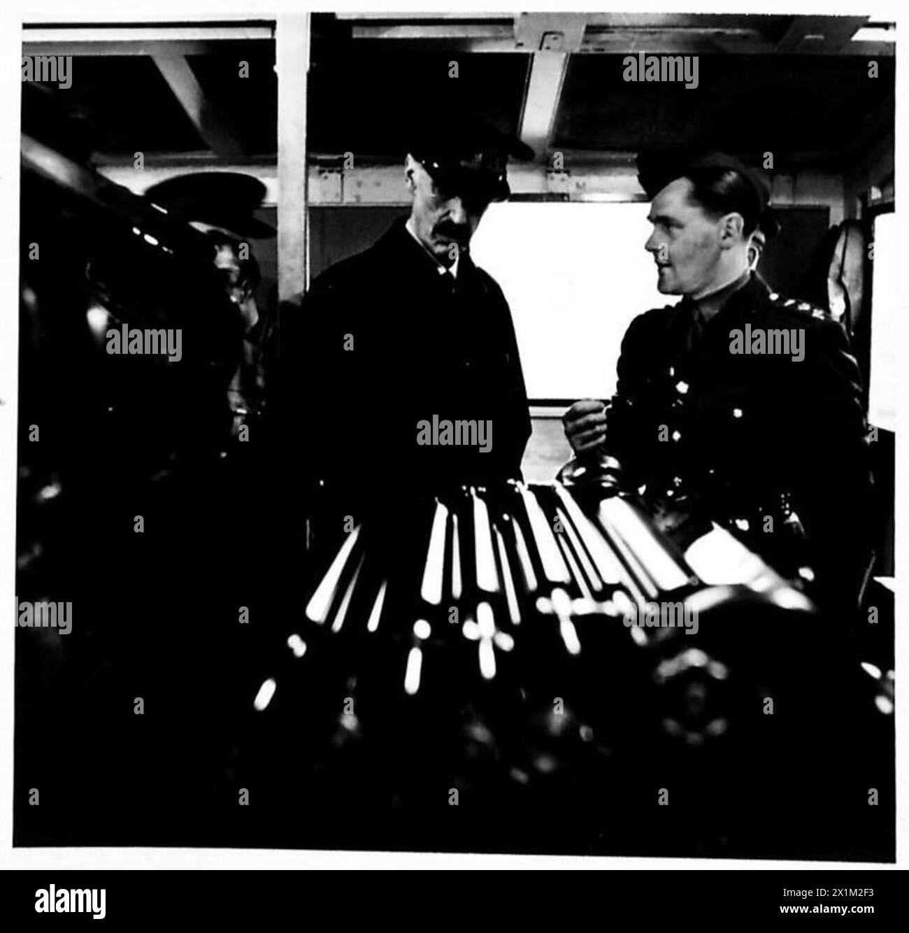 H.M. King Haakon di Norvegia ispeziona una macchina mobile per la stampa di mappe presso una RE Survey Company in Scozia sotto l'esercito britannico. Foto Stock