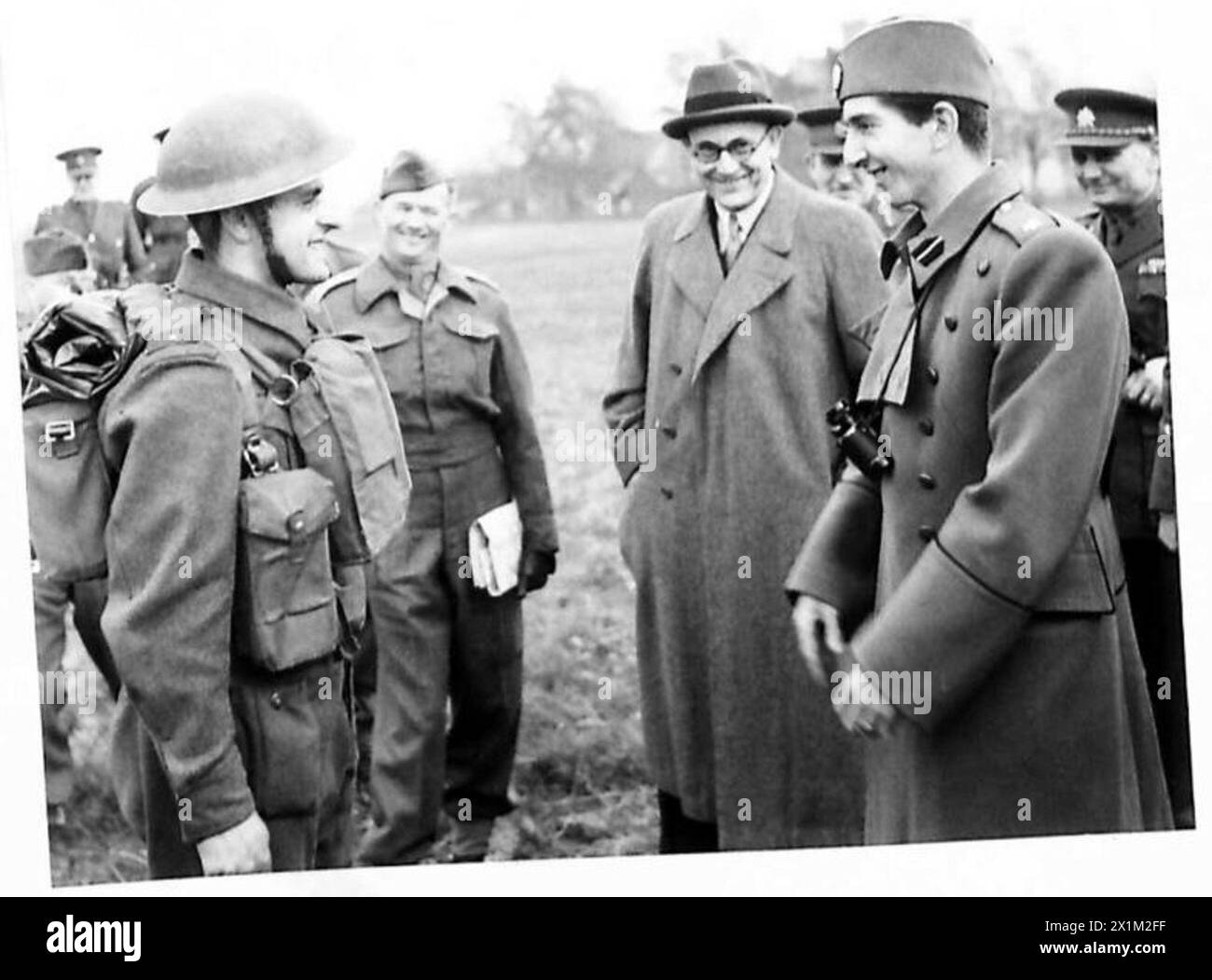 Re Pietro ispeziona l'esercito cecoslovacco e parla con il caporale V. Slavír dell'esercito ceco durante una visita. Foto Stock