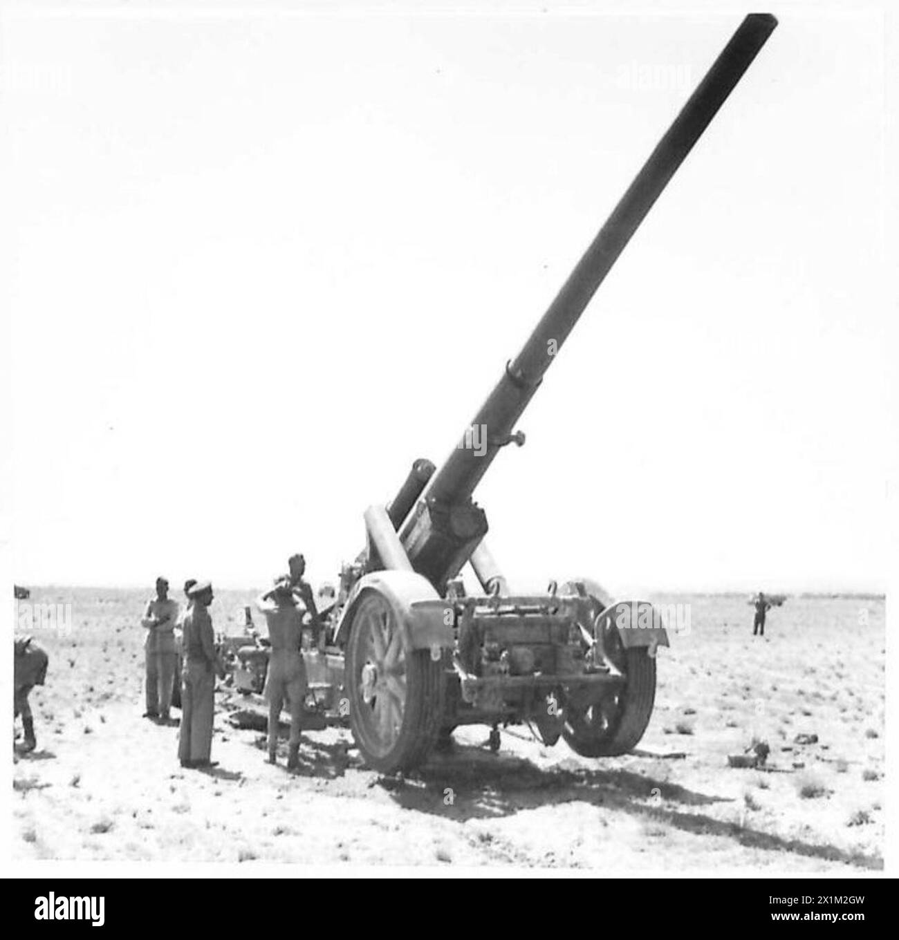 BATTAGLIA DI TUNISIA - AREA EL HAMMA E GAFSA - il cannone da campo a lungo raggio da 17 cm catturato al nemico, l'esercito britannico Foto Stock