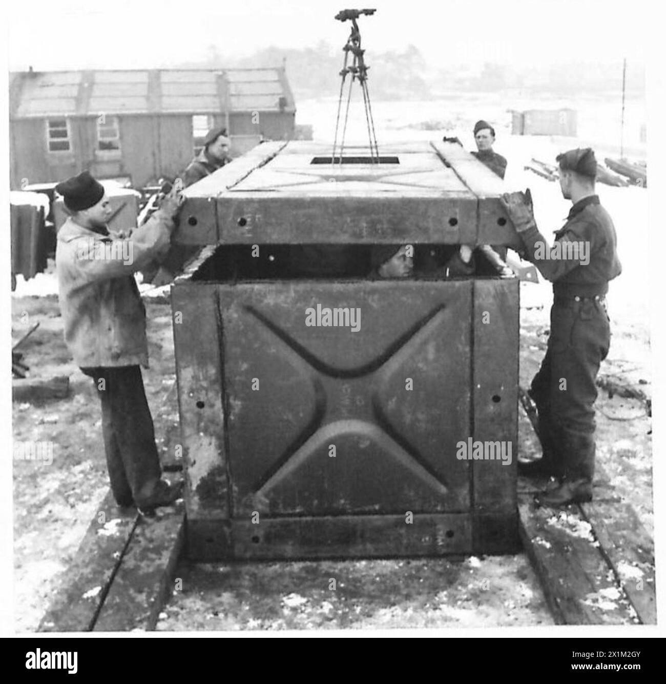 La sezione superiore di un carro armato per chiatte viene posizionata da una gru utilizzando un'imbracatura e una barra attraverso il pozzetto durante la costruzione da parte dei Royal Engineers della P.A. Company 987 dell'esercito britannico. Foto Stock