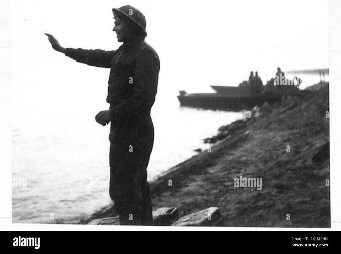 Sergente responsabile delle navi tempesta che dirigono le barche verso gli sbarchi sicuri durante l'operazione Plunder Crossing del Reno, British Army, 21st Army Group. Foto Stock