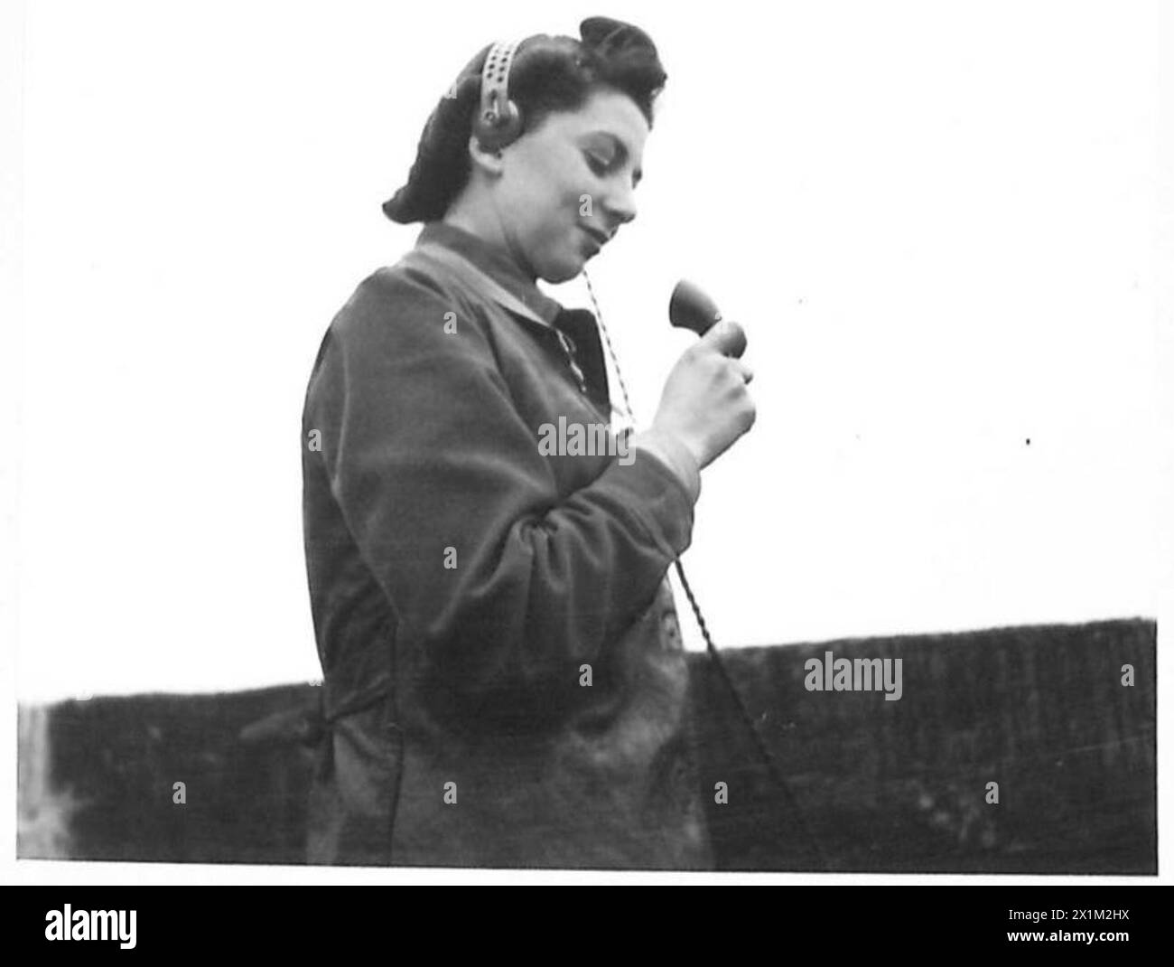 Il Private M. Stagg gestisce un telefono come parte di un team di preditori antiaerei nel posto di comando, British Army. Foto Stock