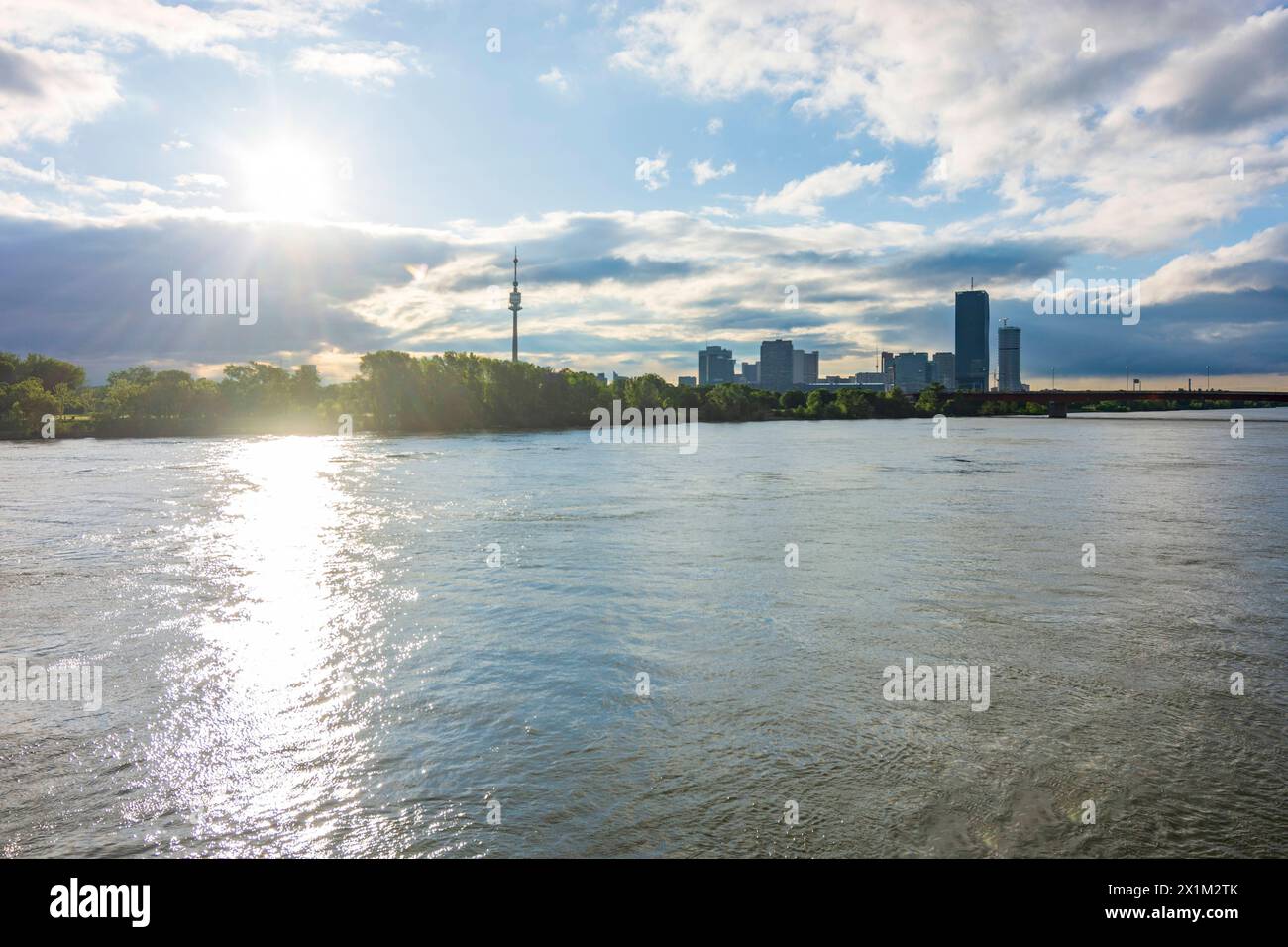 fiume Donau Danubio, Donauturm, Donaucity con DC Tower 1 Vienna 22. Donaustadt Wien Austria Foto Stock