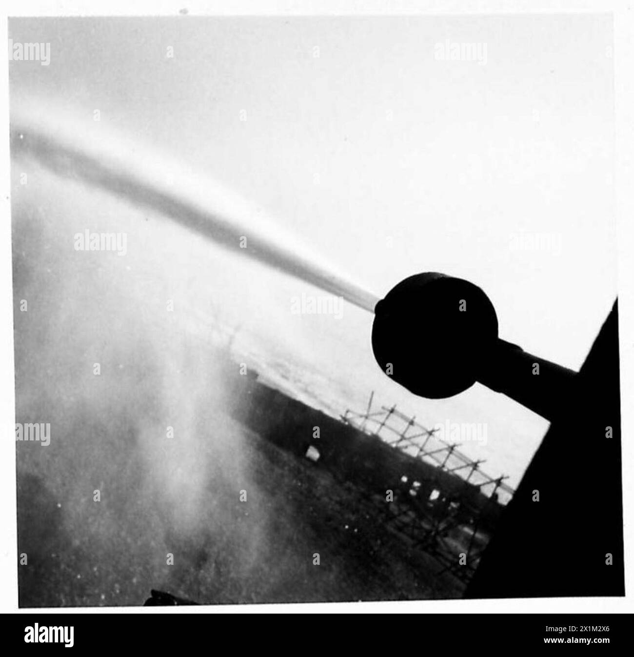 Un monitor aziona un getto d'acqua ad alta pressione per liberare le mine durante le operazioni dell'esercito britannico. Foto Stock