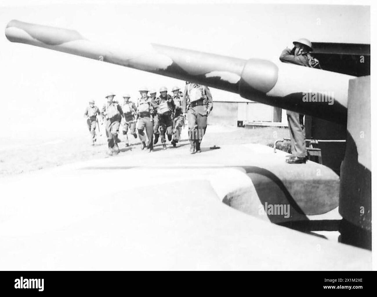 Gli equipaggi delle armi nell'esercito britannico si spostano rapidamente nelle loro stazioni d'azione come parte dei preparativi difensivi britannici. Foto Stock