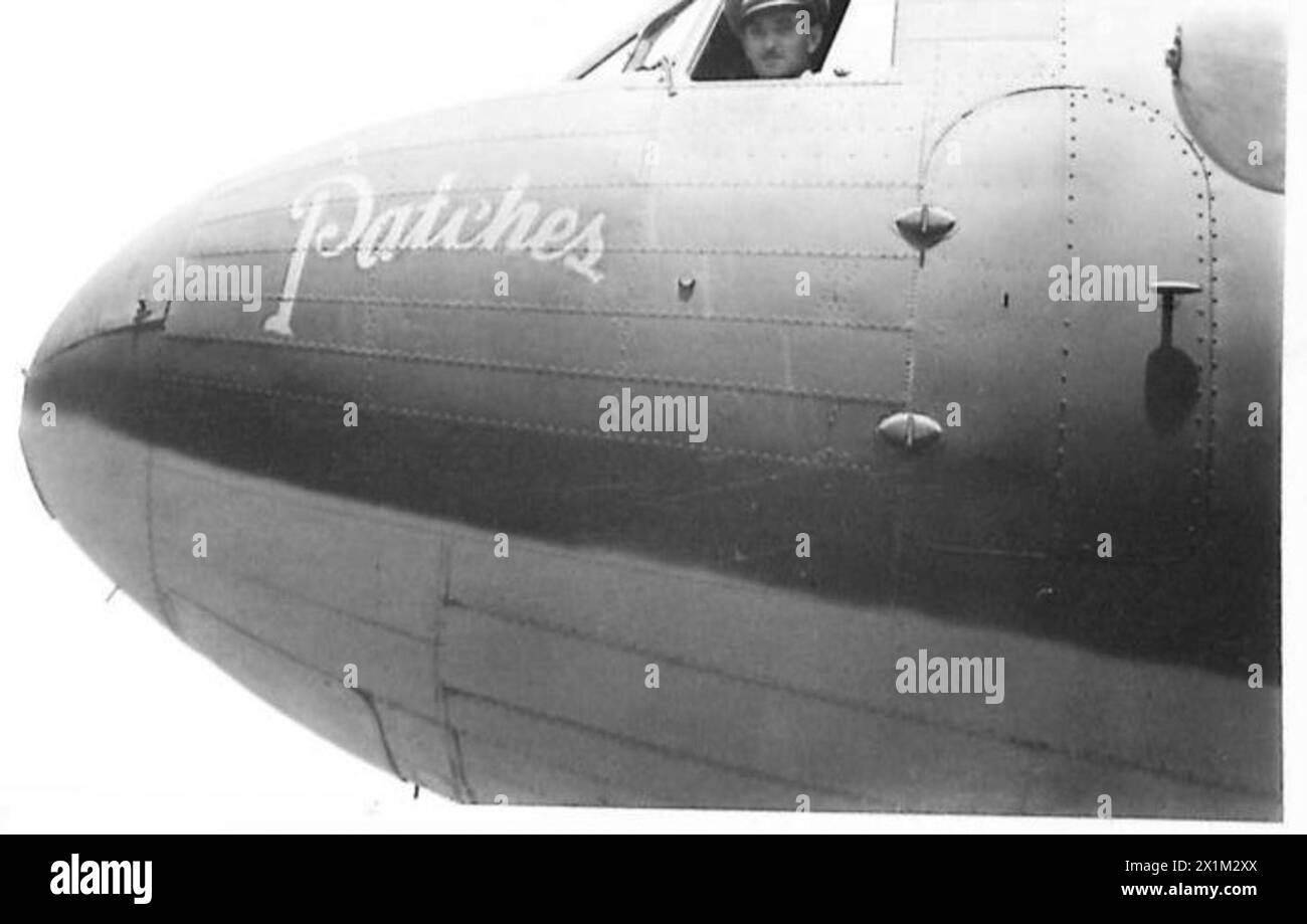 Il capitano J.G. Calder dell’esercito britannico è raffigurato seduto nella sede del pilota di un aeromobile responsabile del trasporto del generale Alexander, mettendo in evidenza i compiti di trasporto dell’aviazione militare e del personale. Foto Stock