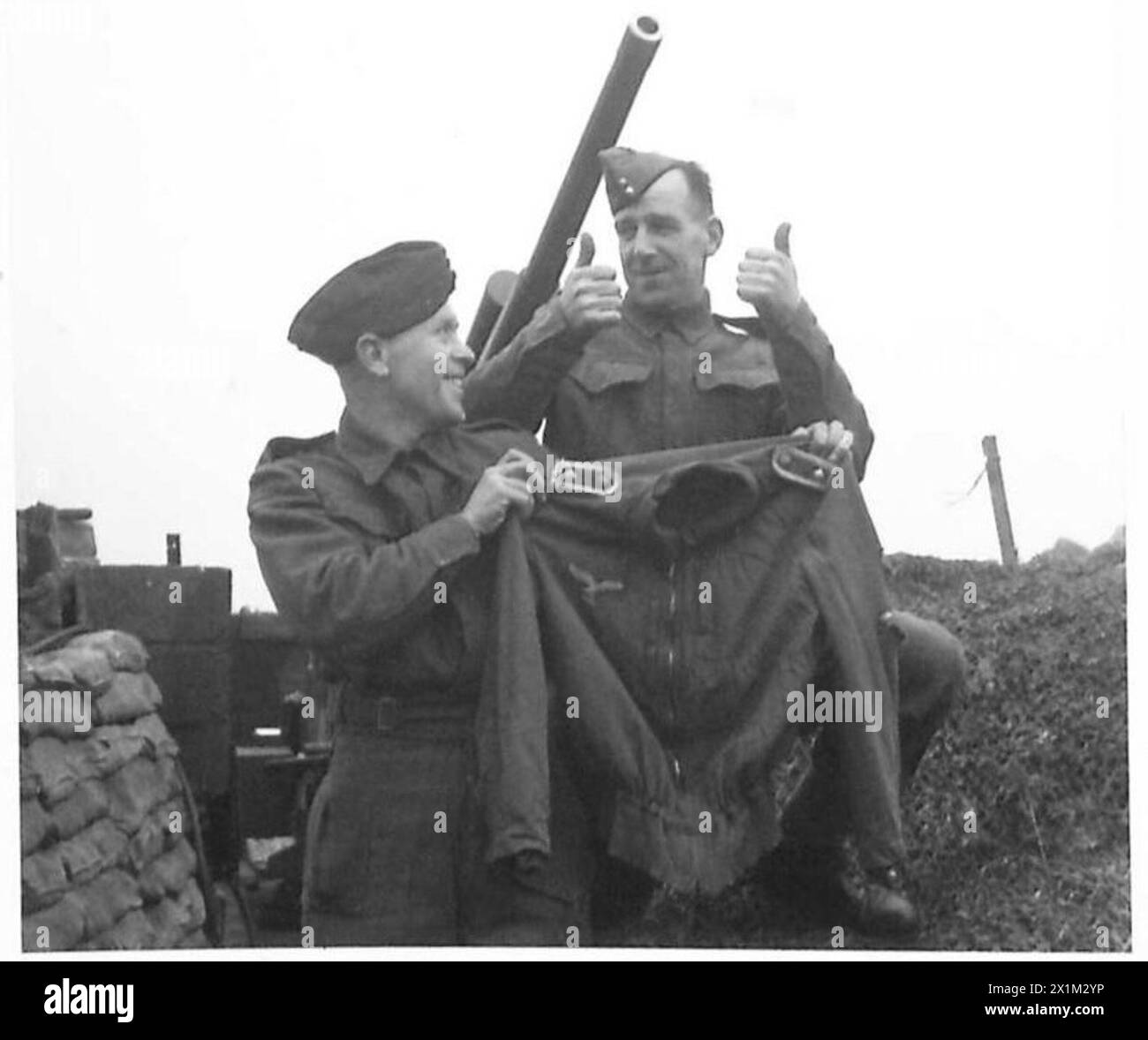 Due cannonieri dell'A.A., Jack Harvey da Londra e Ted Hill da Dublino, gestiscono un sito di armi per distruggere un giorno di incursione durante le operazioni dell'esercito britannico. Foto Stock