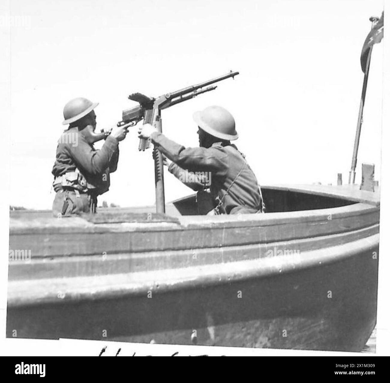 Un soldato dell'esercito britannico gestisce una pistola Hotchkiss a bordo di un lancio durante un'esercitazione militare in Irlanda del Nord. Foto Stock