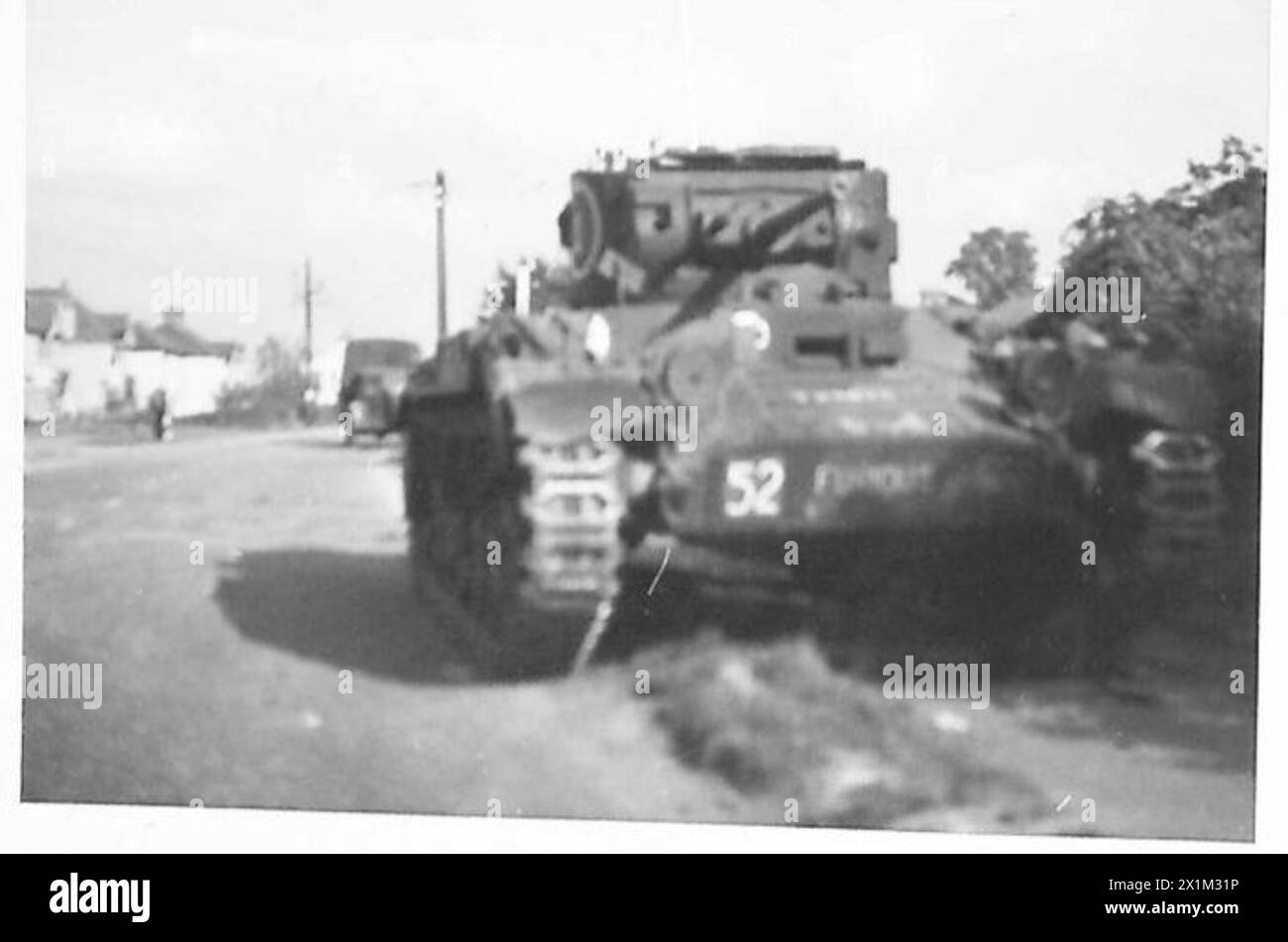 Un carro armato fermato sul ciglio della strada viene osservato mentre un aereo nemico passa sopra la testa durante un'esercitazione dell'esercito britannico. Foto Stock