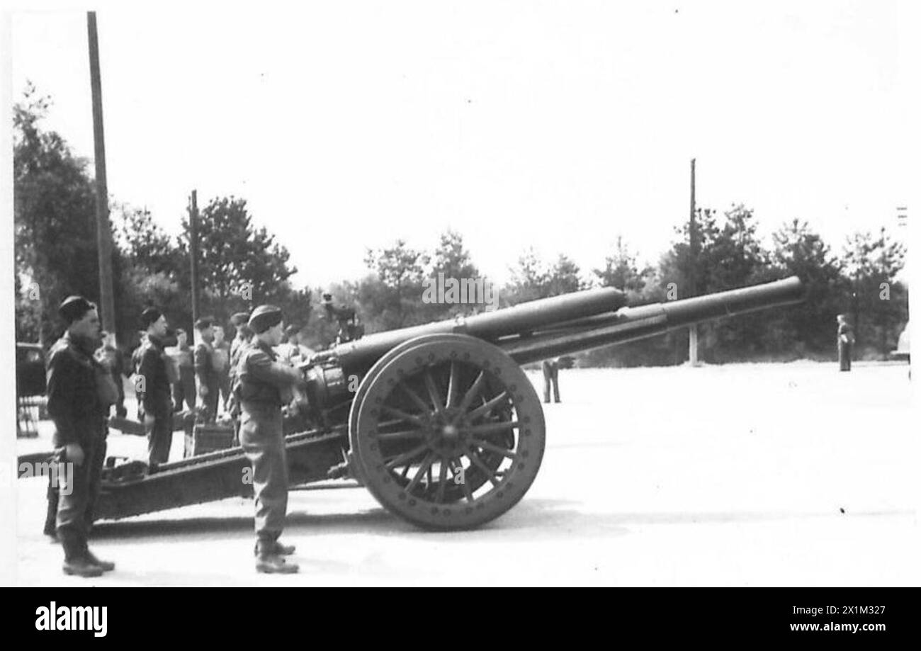 I parlamentari e gli editori turchi osservano i cannoni da campo del 24th Medium and Heavy Regiment in azione a Blackdown, Aldershot Command, British Army. Foto Stock