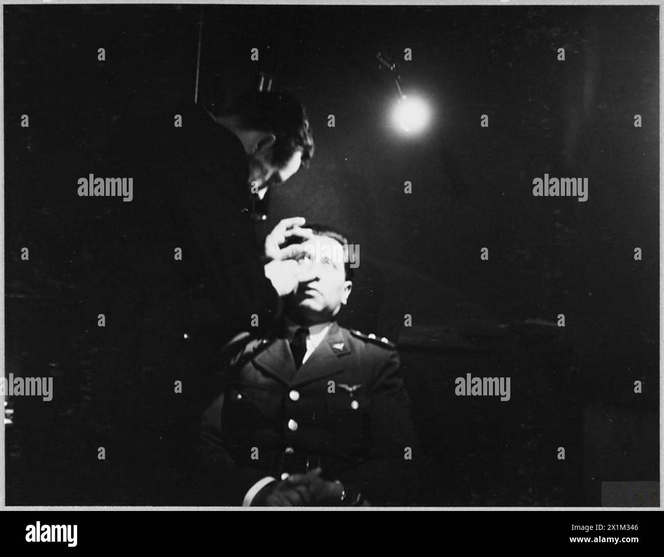 Il tenente colonnello Antonio Rivers della missione boliviana effettua un'ispezione visiva mentre visita il Centro di accoglienza dell'equipaggio aereo di Londra, 1944. Foto Stock