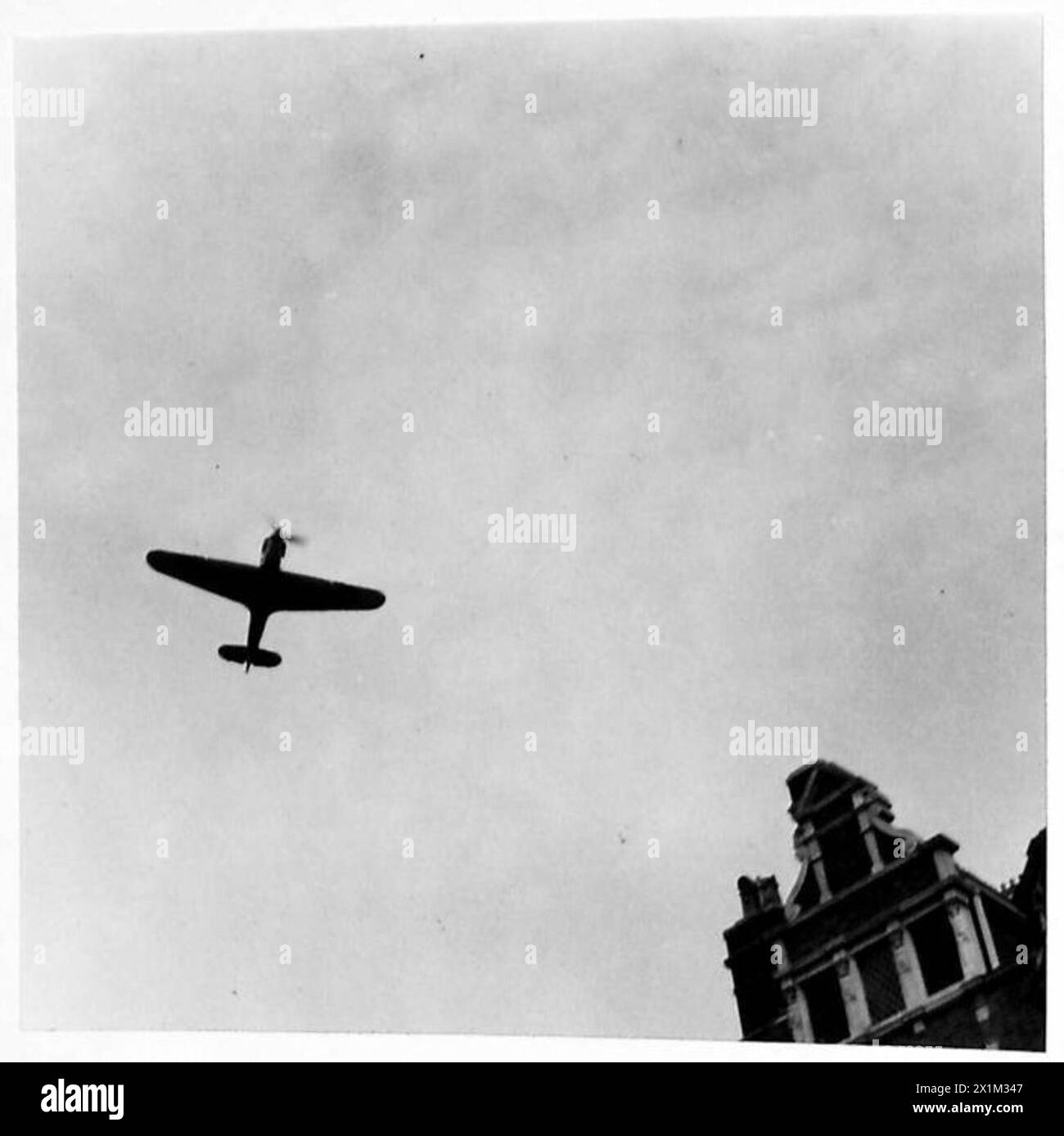 I corrispondenti di guerra osservano un British Army Coast Regiment R.A. mentre gli aerei Hurricane si tuffano su un quartier generale durante un attacco, illustrando le operazioni aeree e la prontezza alla difesa. Foto Stock