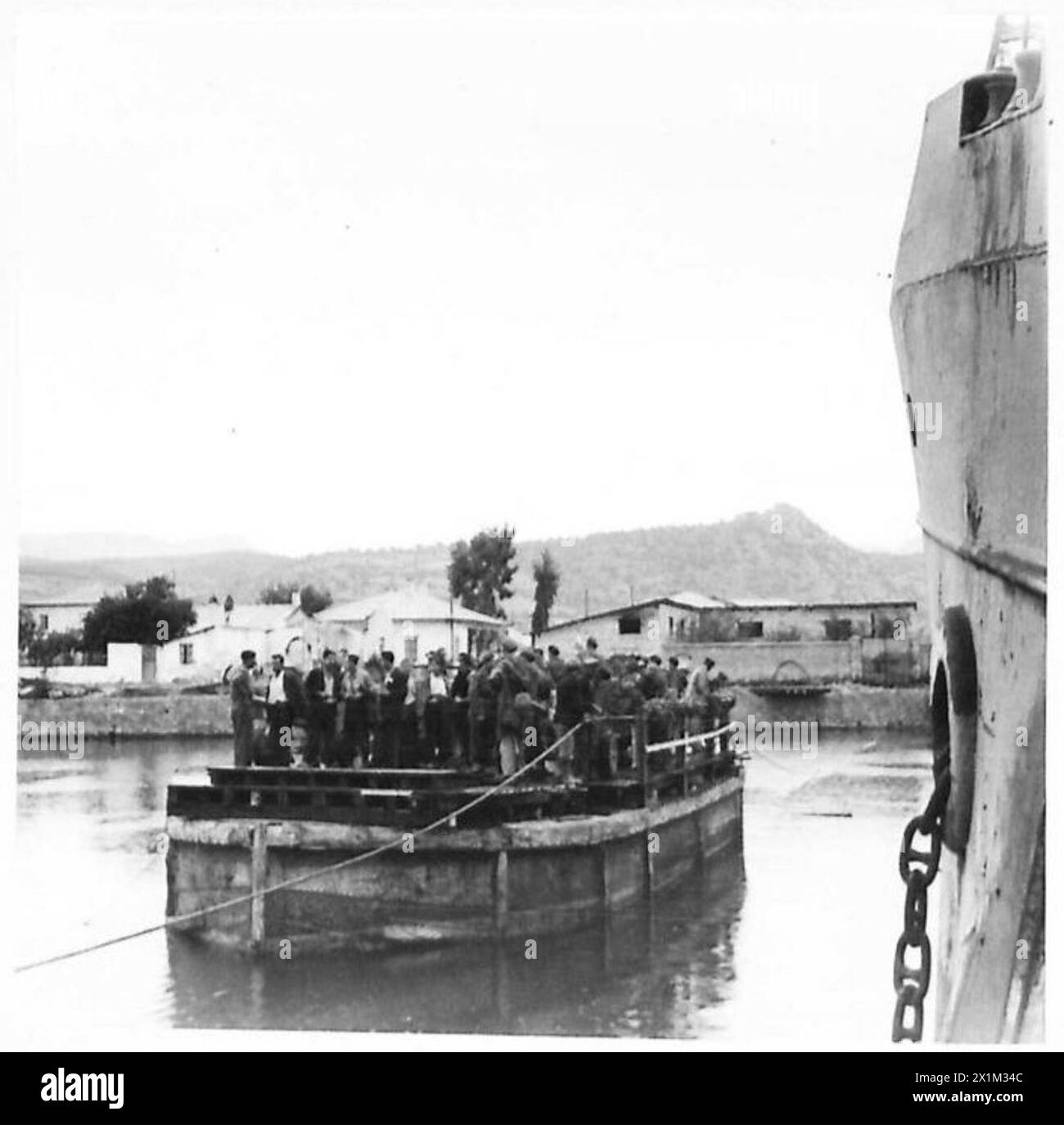 Gli uomini del RAF Regiment attraversano il Canale di Corinto su una chiatta di traghetto, dimostrando il movimento delle truppe e le operazioni di trasporto, British Army. Foto Stock