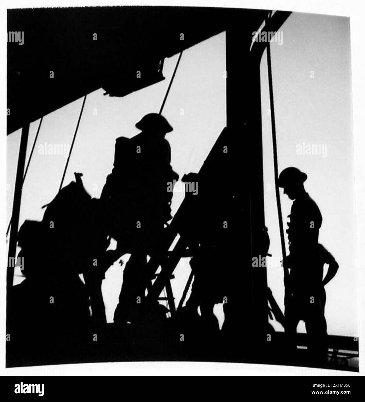 Gli uomini del 6th Battalion Durham Light Infantry entrano in mezzi d'assalto durante i controlli operativi finali prima di salpare per l'invasione della Sicilia, British Army. Foto Stock