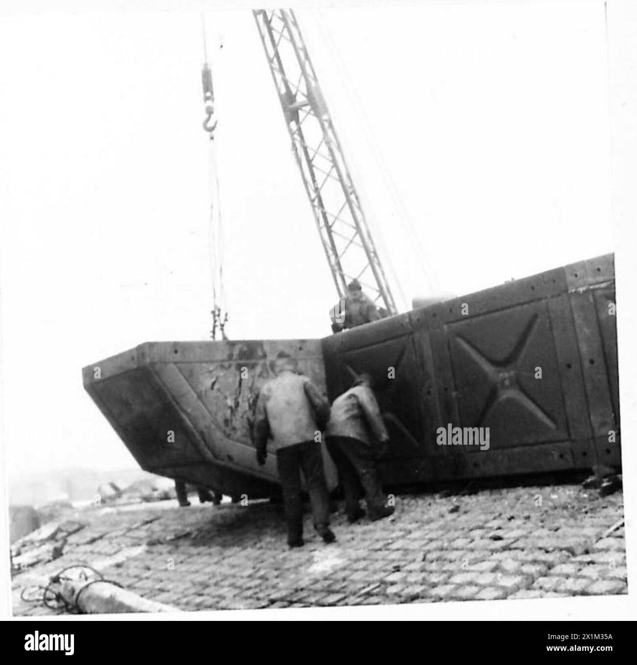 Estremità scow di una chiatta posizionata da una gru durante la costruzione da parte di 987 P.A. Company Royal Engineers, British Army. Foto Stock