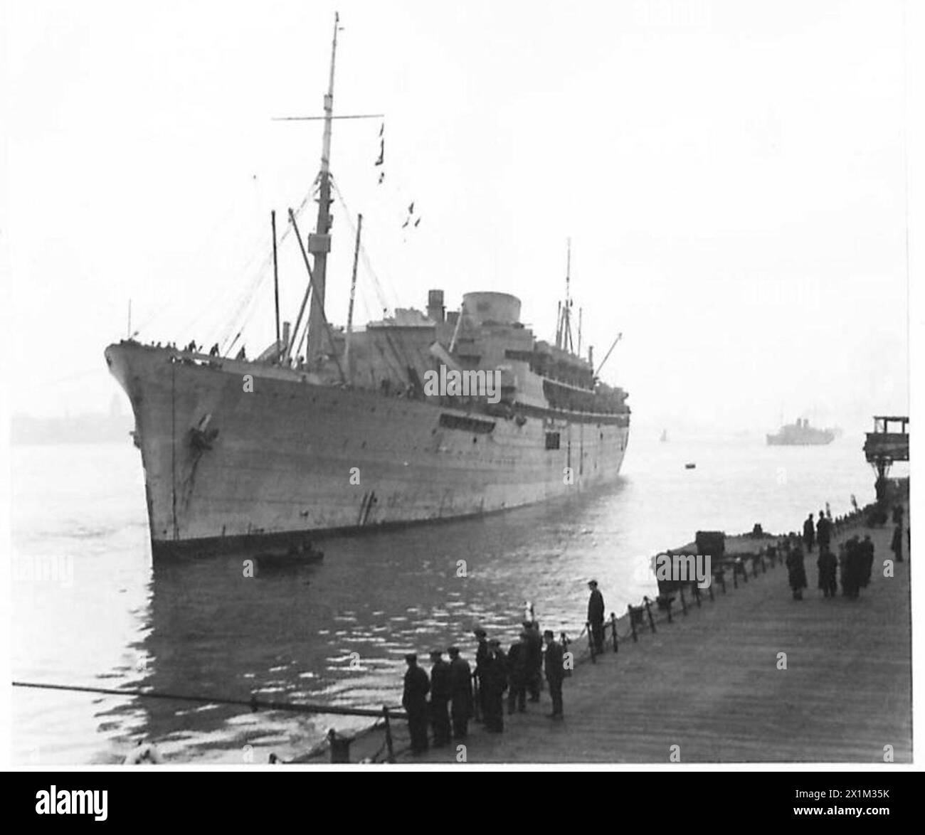 Ulteriori contingenti di truppe americane arrivano a bordo del castello di Stirling accanto al palco d'atterraggio, British Army. Foto Stock