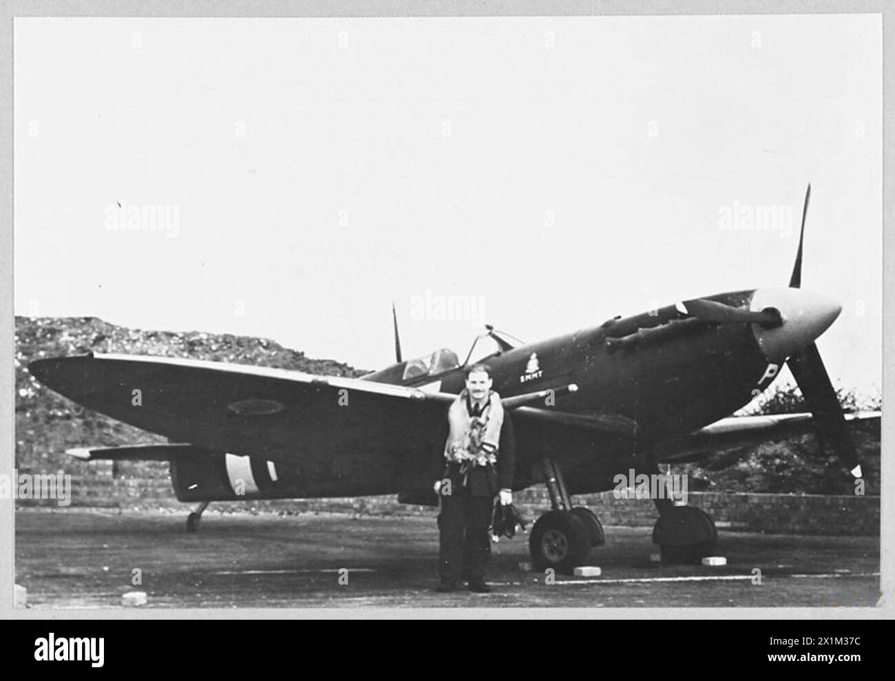 Pilota ufficiale D.H. Marshall di Epsom raffigurato con il suo aereo nel Motor Industries Fighter Squadron della Royal Air Force. Foto Stock