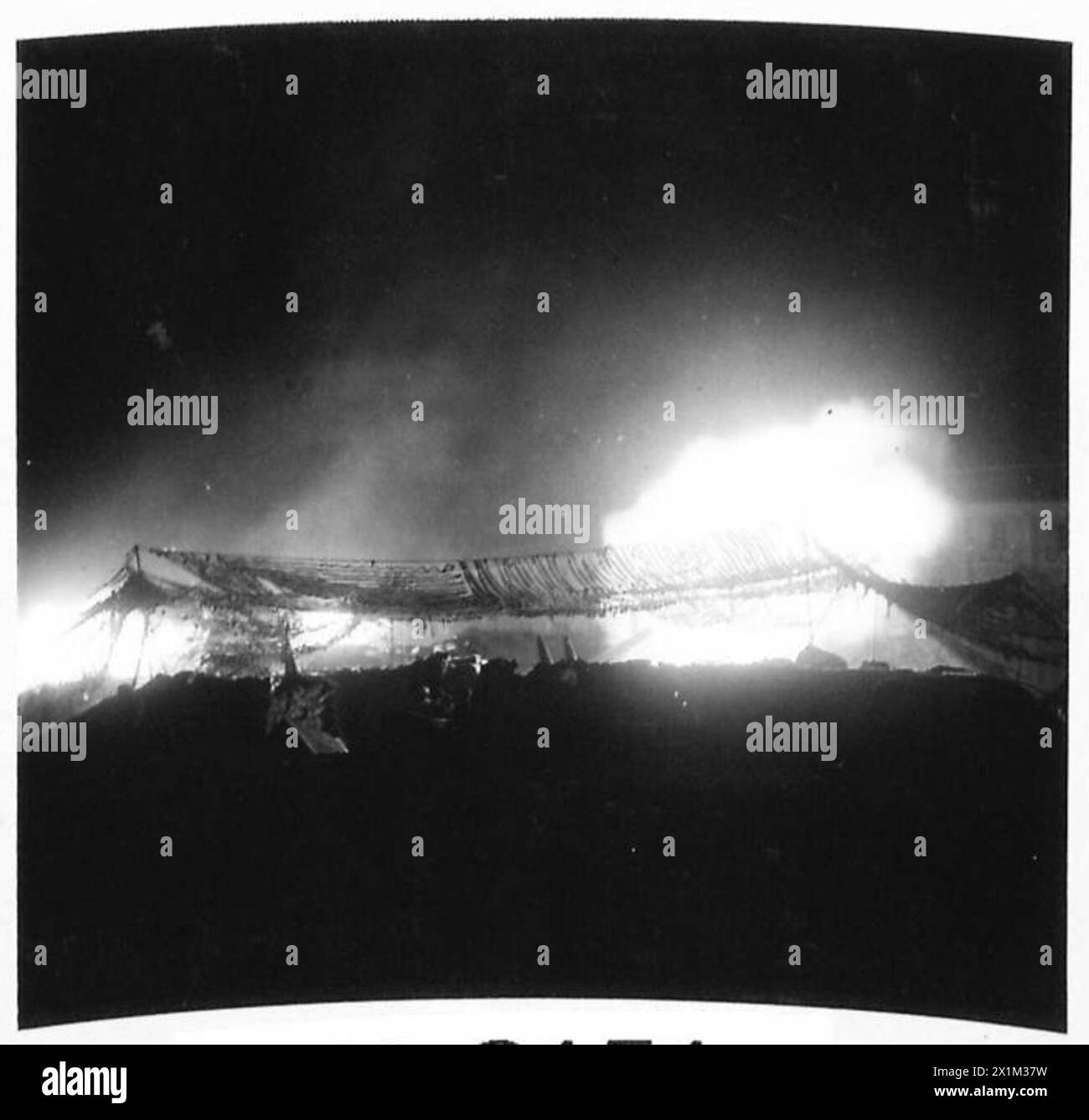 I cannoni medi delle unità scozzesi a Messina, in Sicilia, bombardano la terraferma italiana per supportare gli sbarchi iniziali. Foto Stock