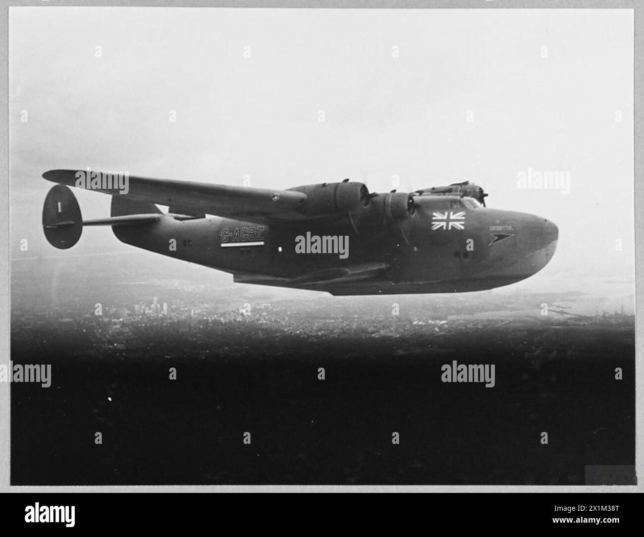 La British Overseas Airways Corporation ha mantenuto rotte aeree globali durante la seconda guerra mondiale, con idrovolanti Boeing come il Bristol serviti a Baltimora, arrivando dopo i voli transatlantici nel 1945. Foto Stock