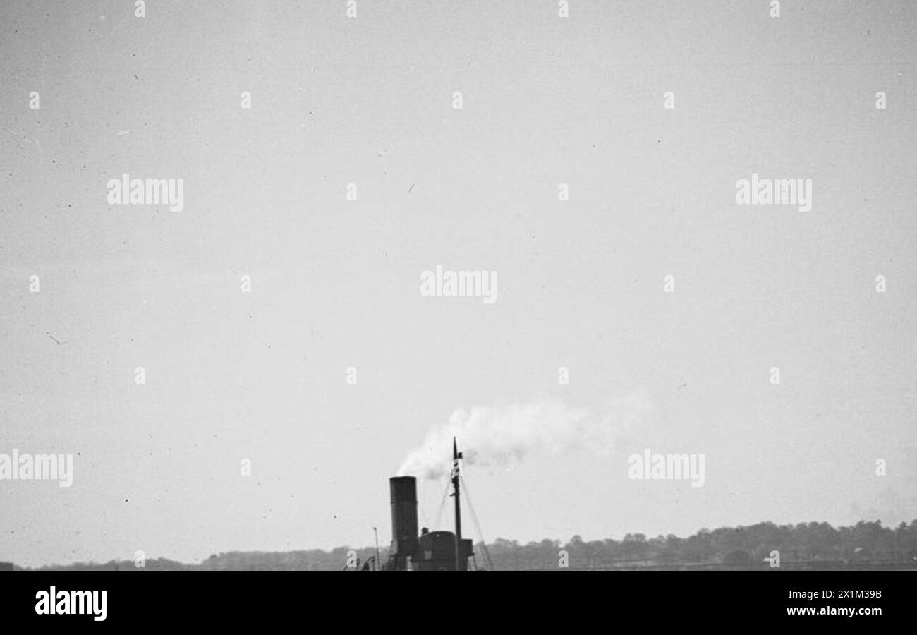 Un rimorchiatore rimorchiò un Bombardon, parte del porto di Mulberry, durante una prova d'invasione al largo dell'Isola di Wight dal 24 al 28 aprile 1944. Foto Stock