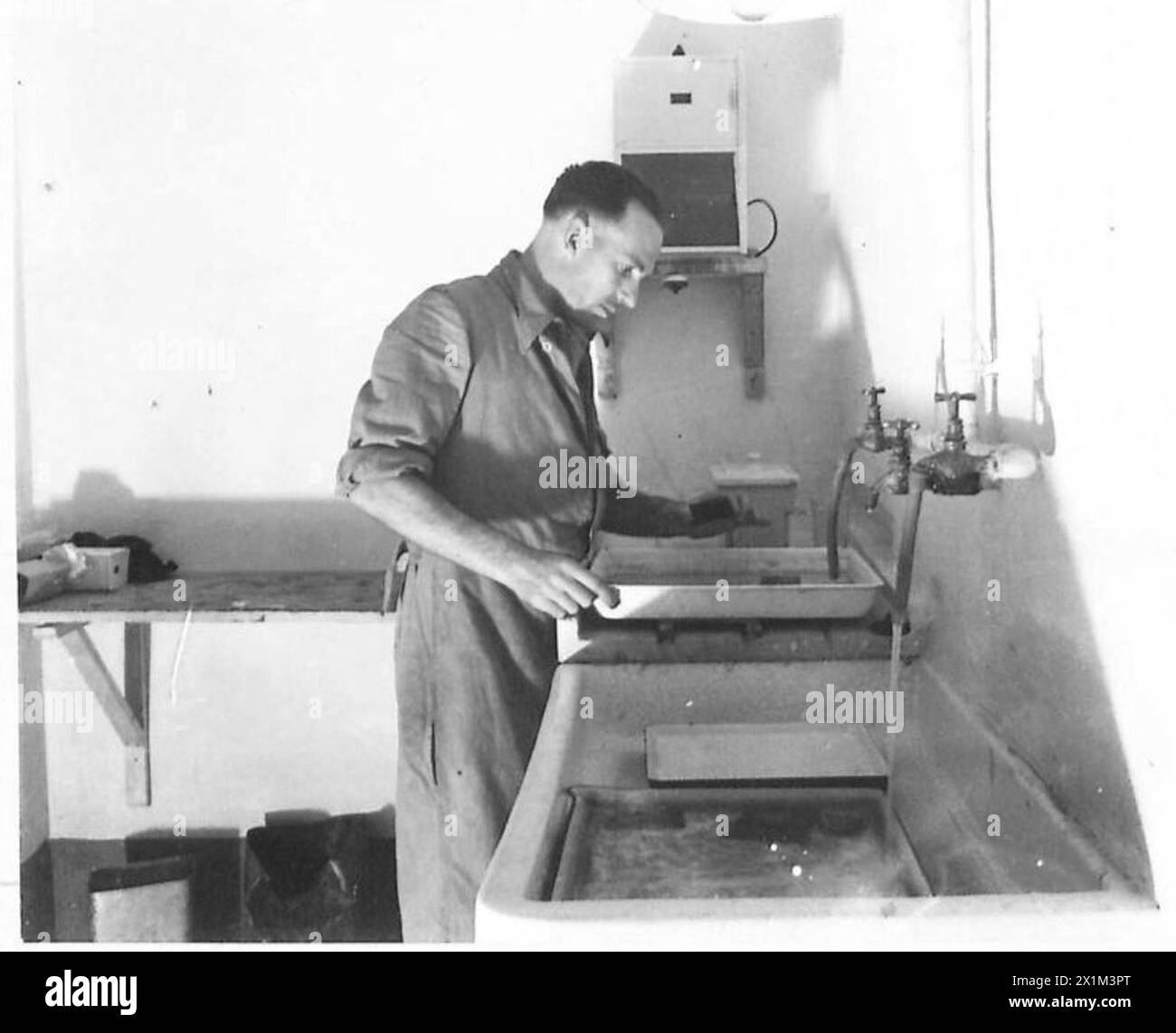 L'Army Film and Photographic Unit gestisce una sala specializzata in cui le lastre fotografiche vengono elaborate per la documentazione militare e per scopi di intelligence. Foto Stock