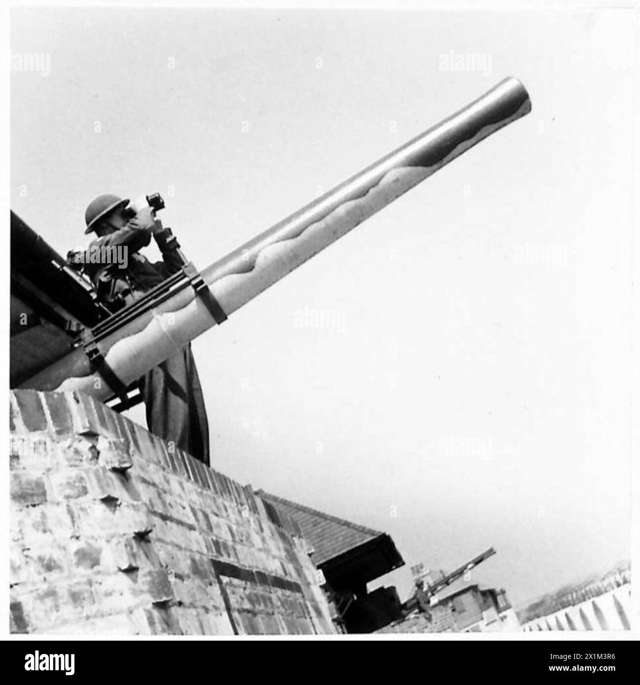 LIFE AT COASTAL DEFENCE BATTERY - Uno studio di un allaccio che scansiona l'orizzonte attraverso potenti binocoli, British Army Foto Stock