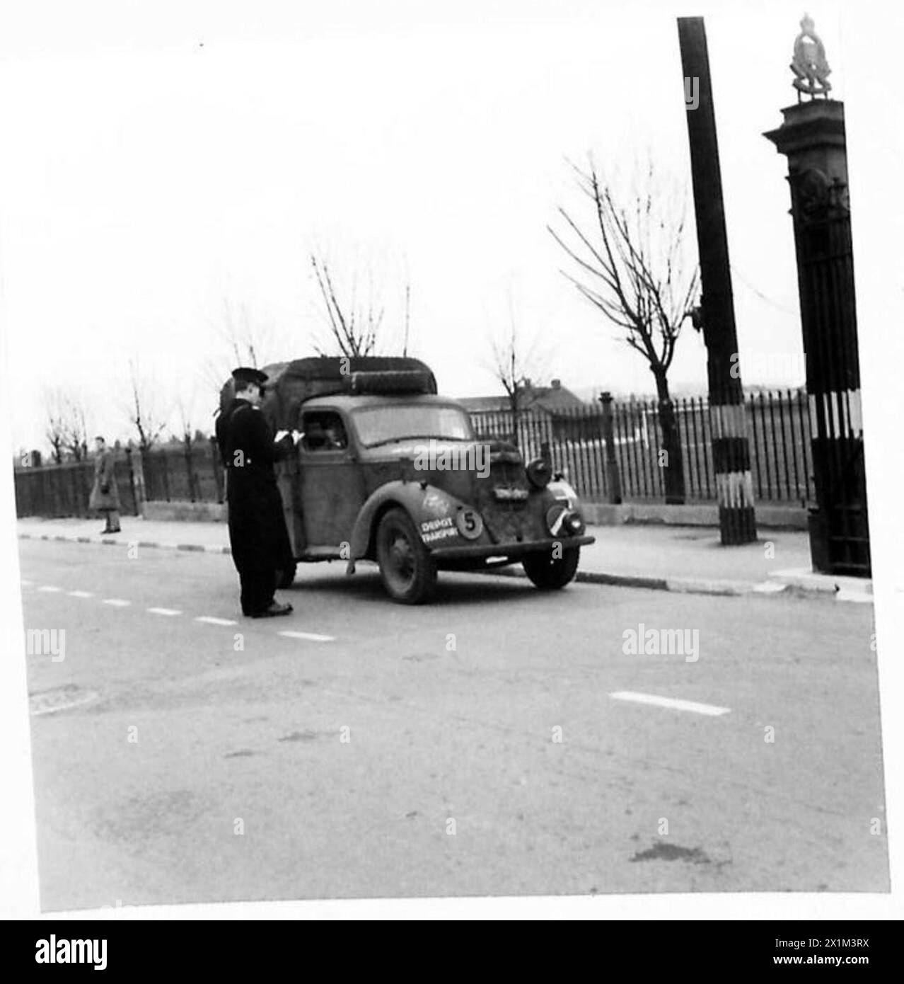 La polizia al cancello principale del Chilwell Central Ordnance Depot controlla il personale che entra nel deposito, British Army. Foto Stock