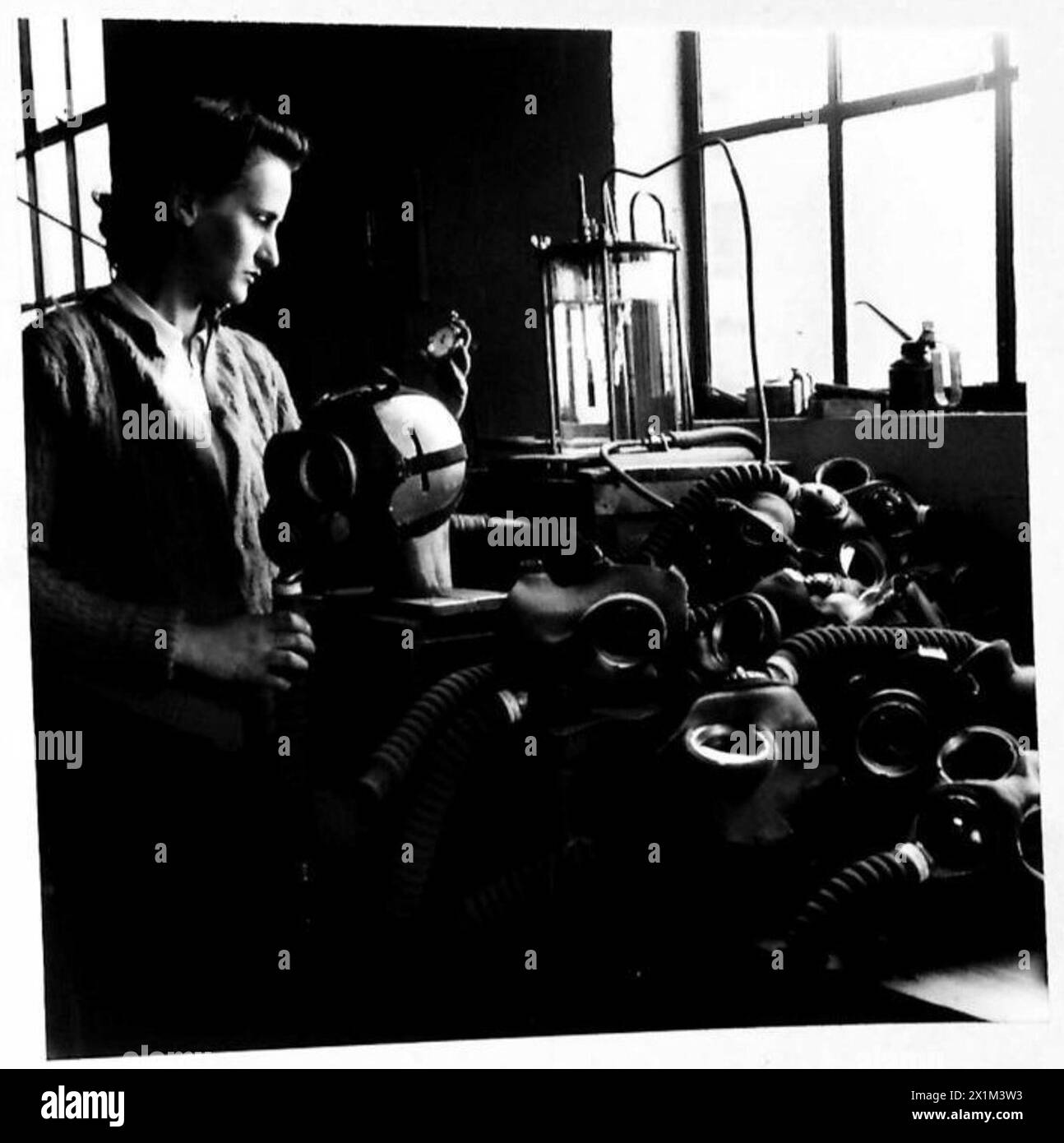 I respiratori del Royal Army Ordnance Corps Returned Stores Depot vengono ispezionati, riparati e testati utilizzando dispositivi a pompa d'aria, British Army. Foto Stock