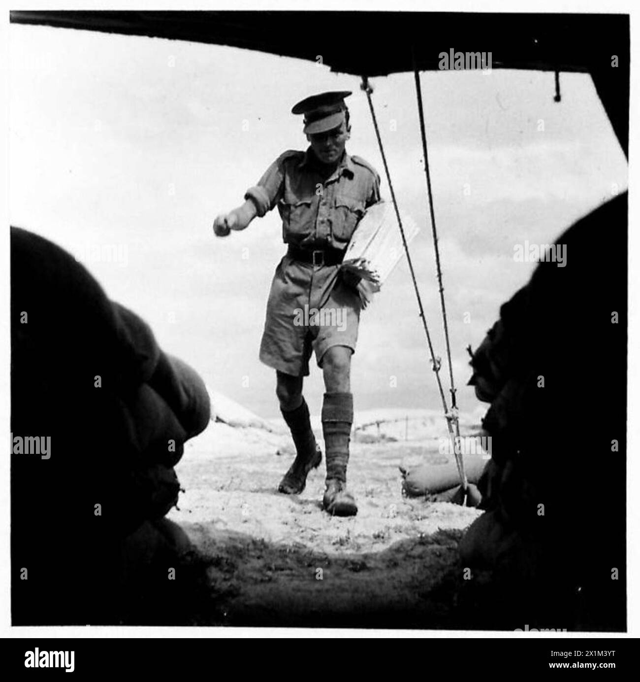 I giornali vengono consegnati alle truppe nel deserto da personale a piedi, garantendo la distribuzione delle informazioni, British Army. Foto Stock